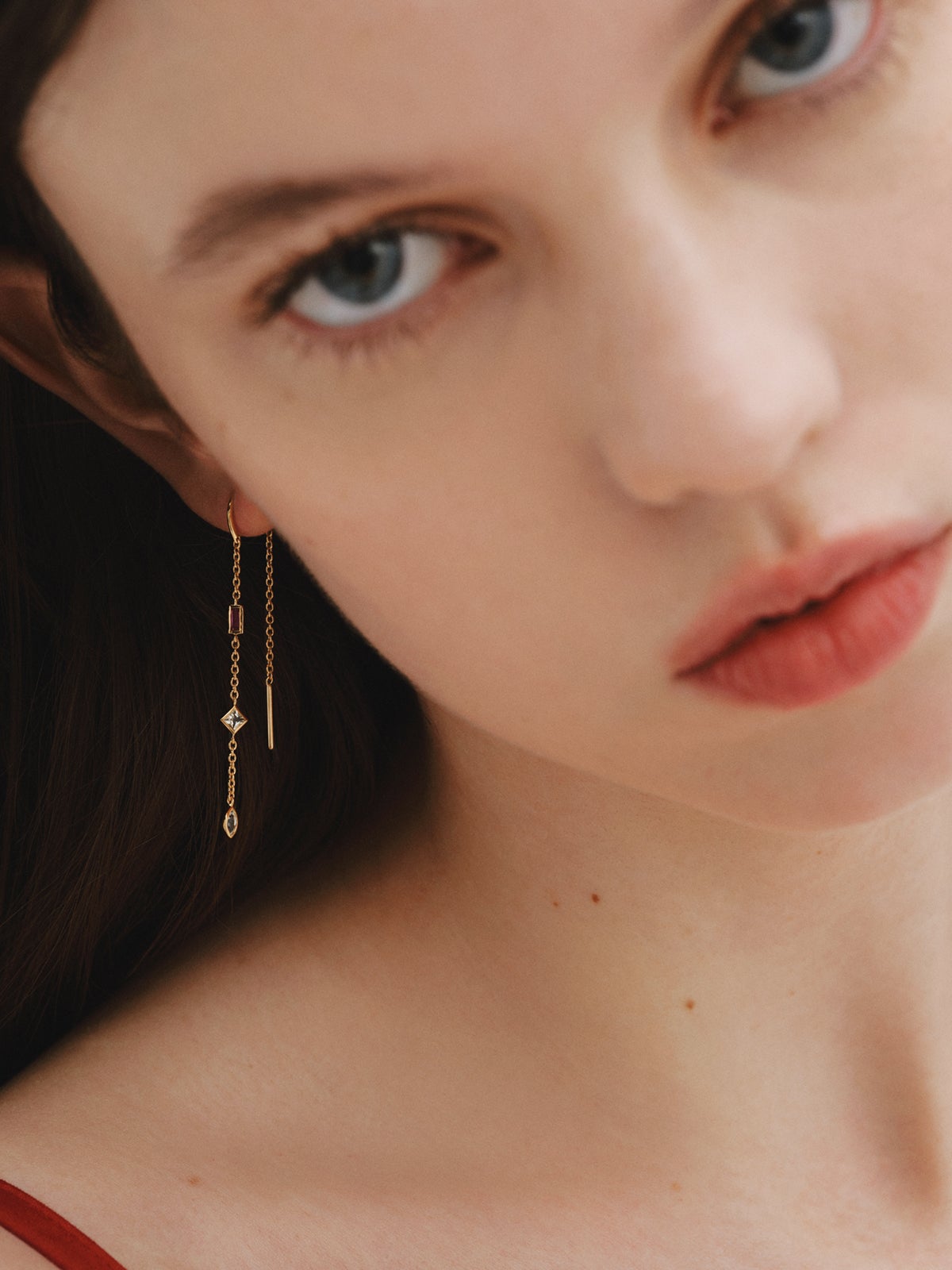 Boucle d'oreille individuelle en argent 925 plaqué en or jaune 18K avec grenat rhodolite, quartz et topaze.