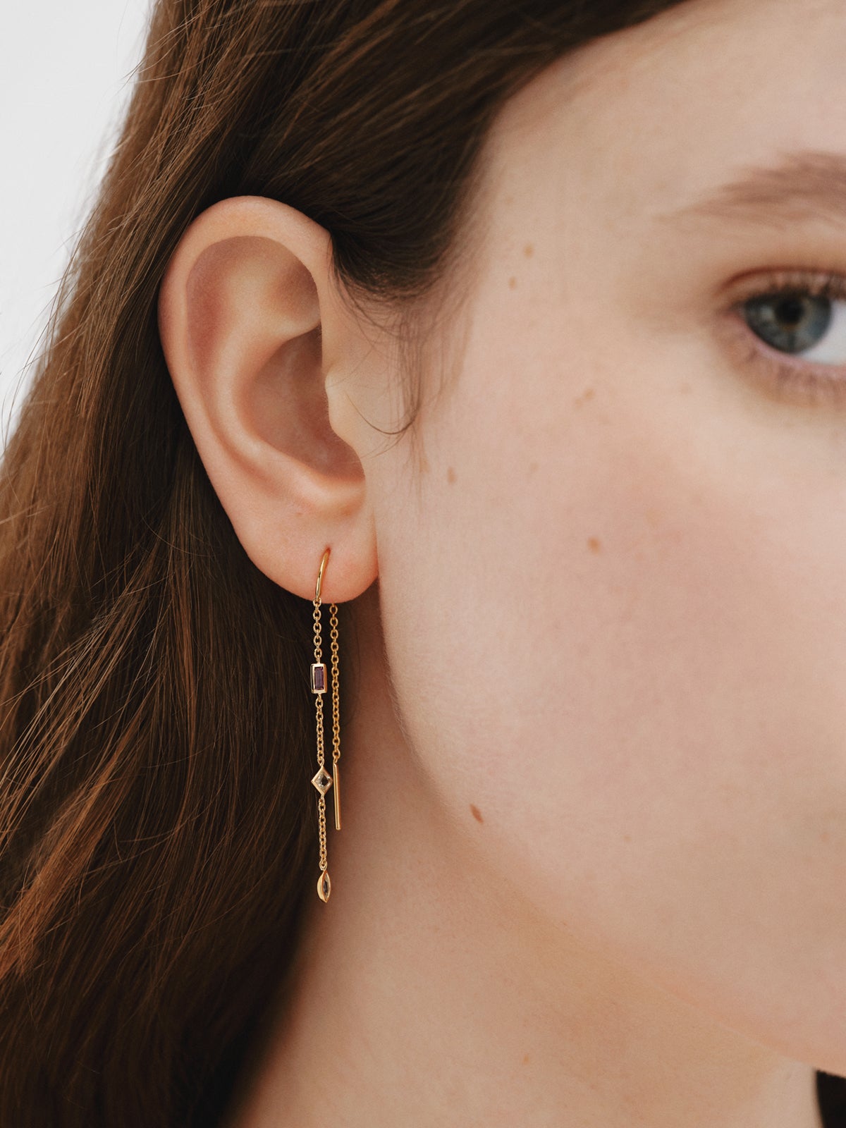 Boucle d'oreille individuelle en argent 925 plaqué en or jaune 18K avec grenat rhodolite, quartz et topaze.