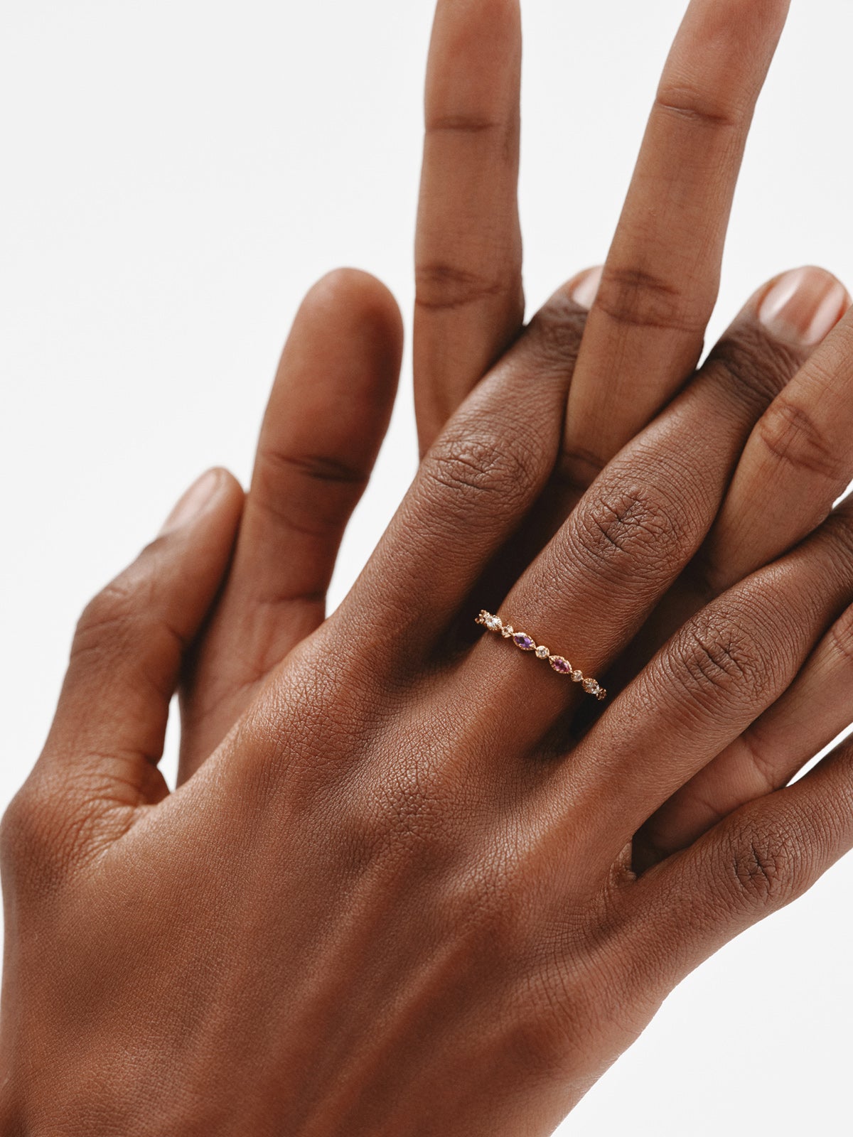 Anillo de plata 925 bañada en oro amarillo de 18K con topacios, rodolitas y amatista