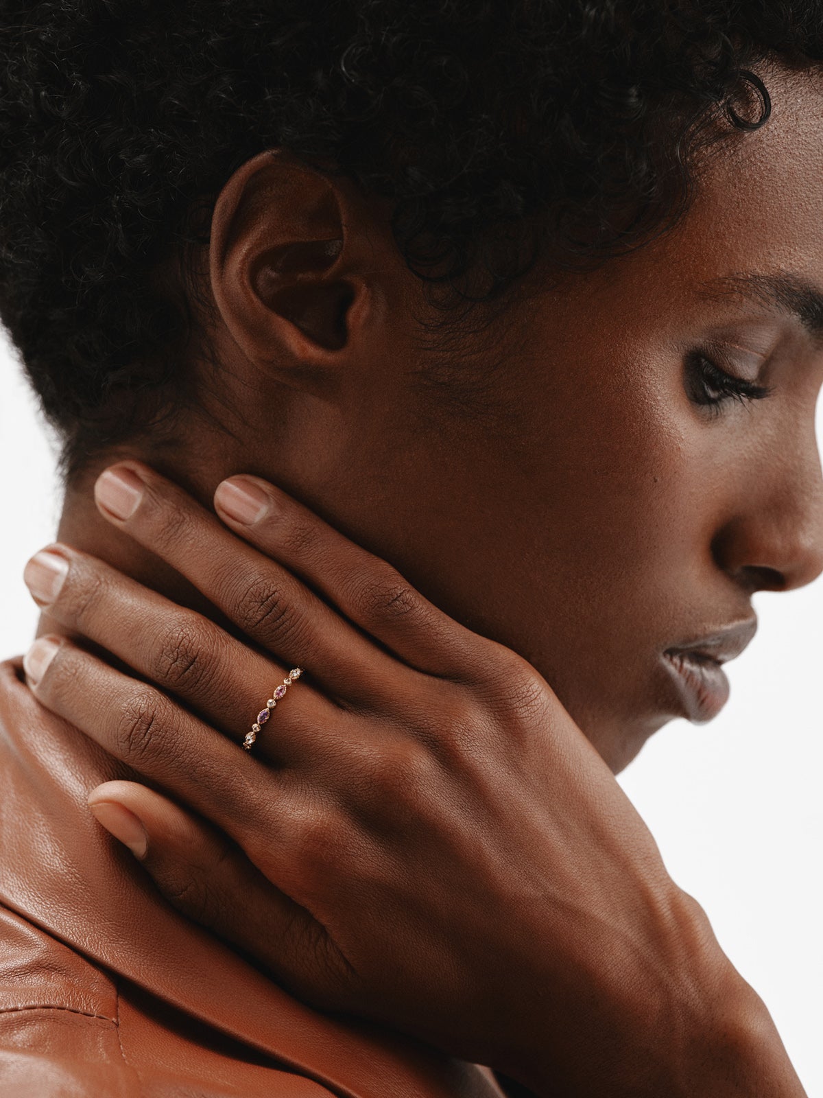 Anillo de plata 925 bañada en oro amarillo de 18K con topacios, rodolitas y amatista