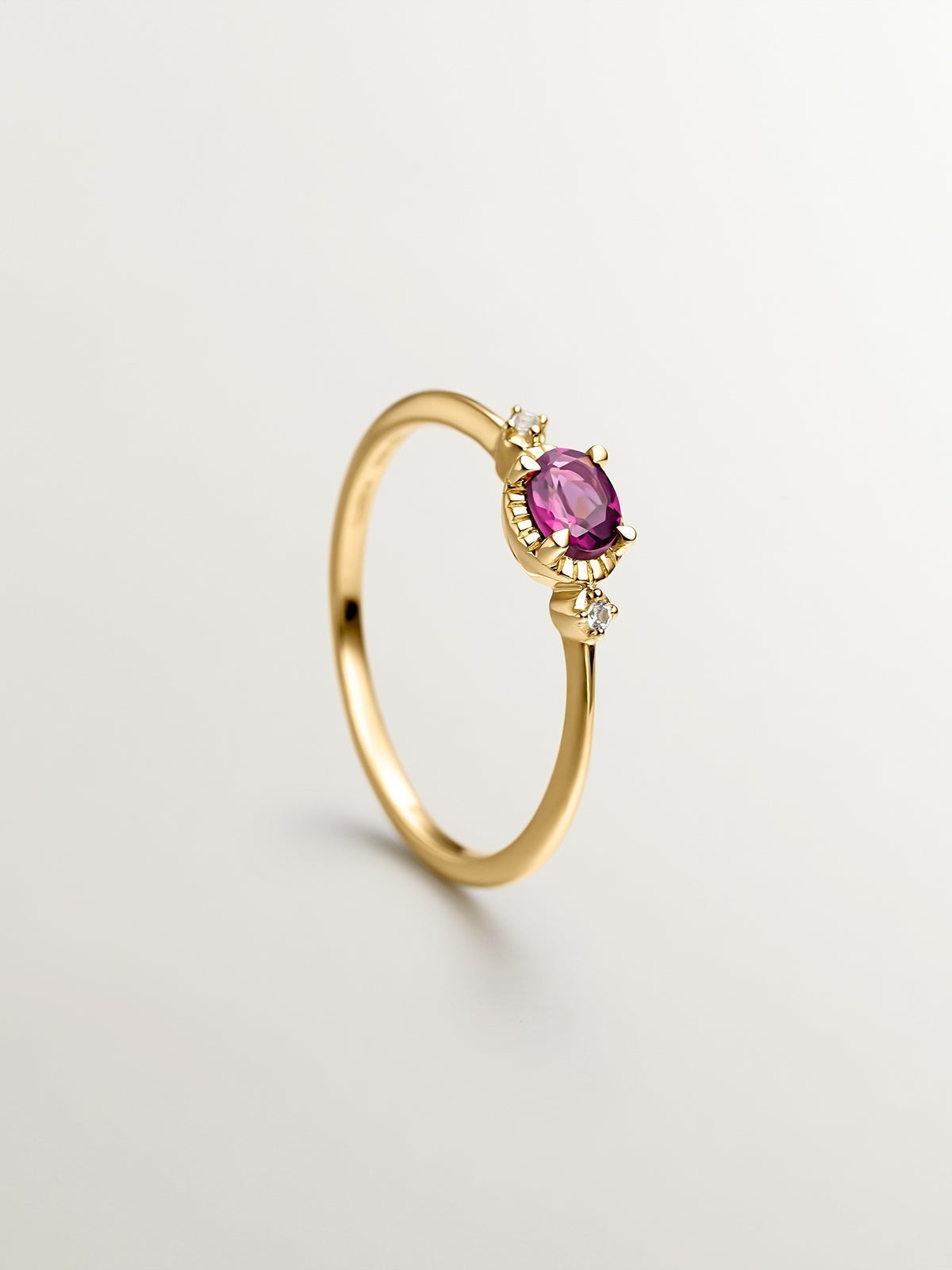 Anillo de plata 925 bañada en oro amarillo de 18K con rodolita y topacios