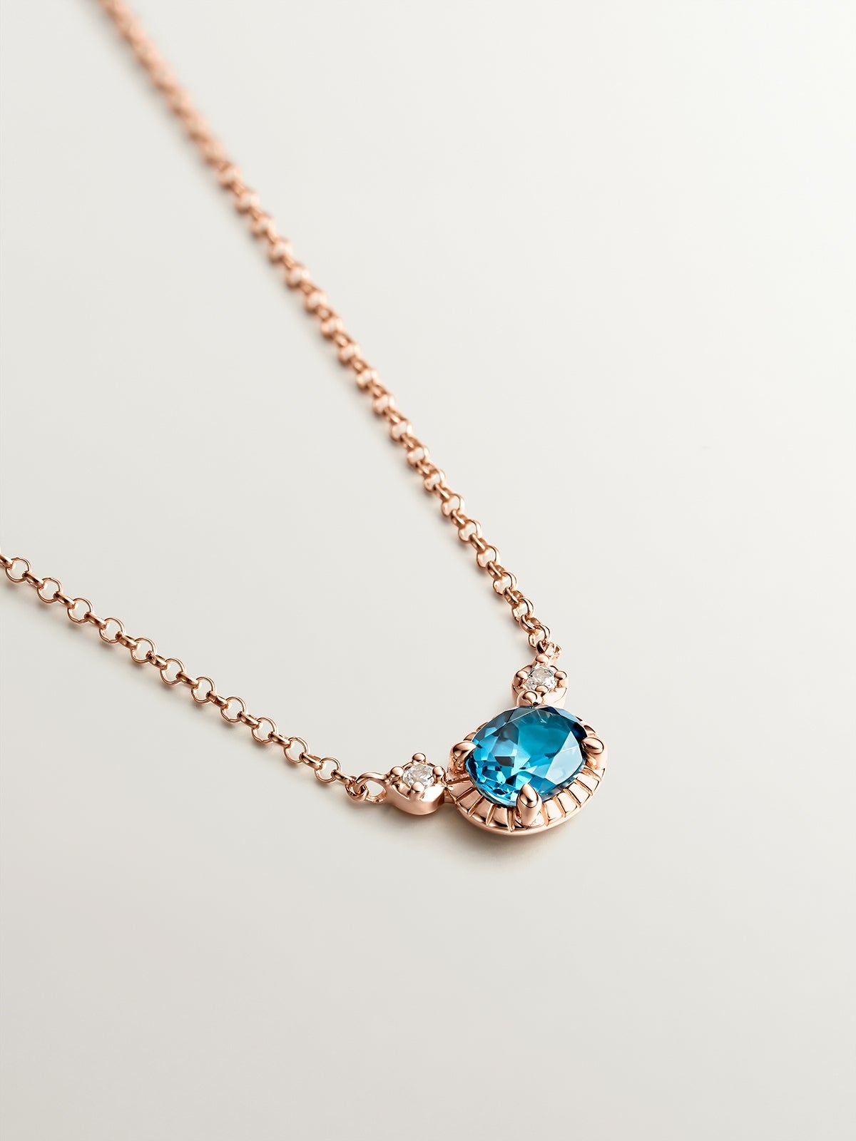 Colgante de plata 925 bañada en oro rosa de 18K con topacios azul london y blancos