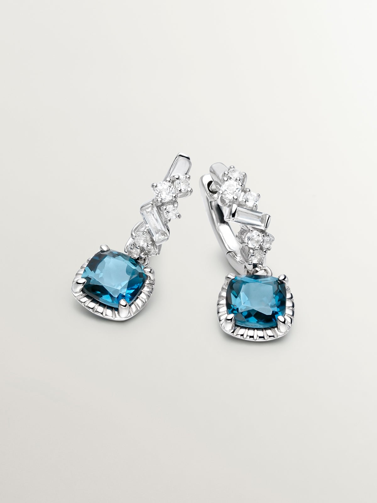 Pendientes de aro de plata 925 con topacios azul london y blancos