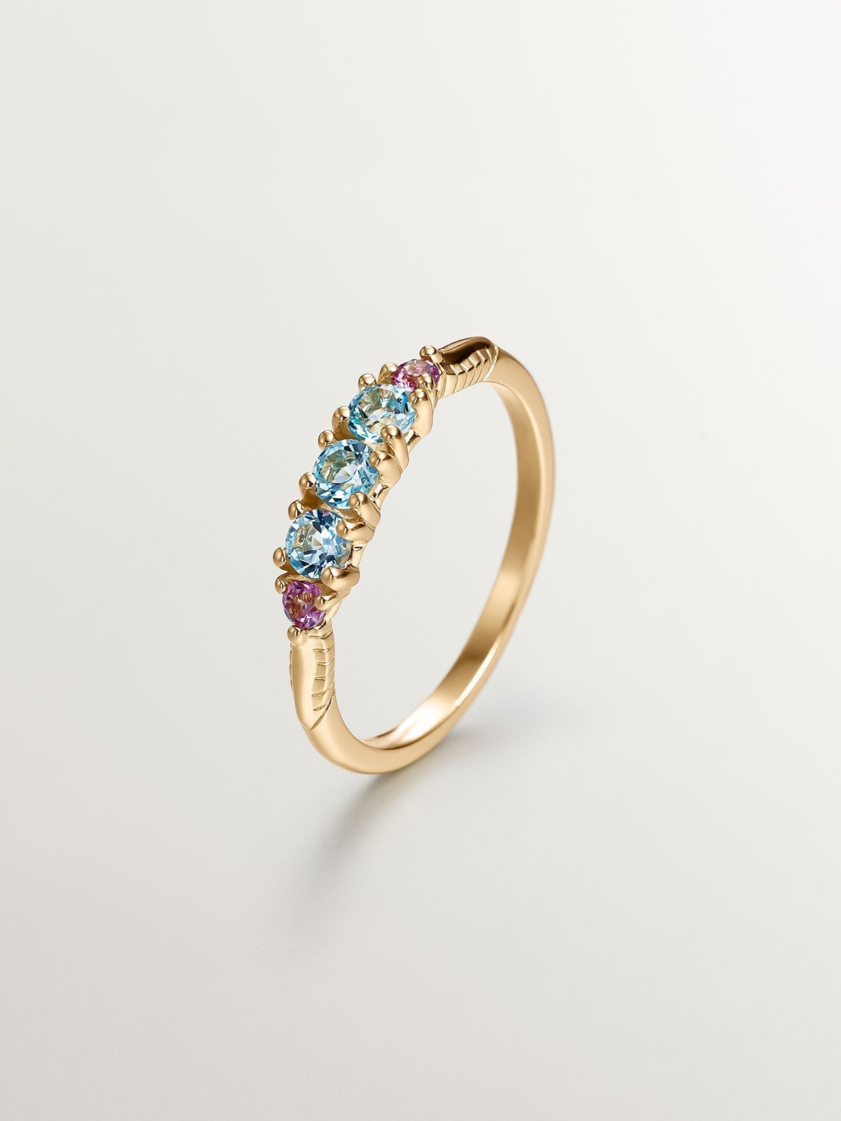 Anillo de plata 925 bañada en oro amarillo de 18K con topacios y rodolitas
