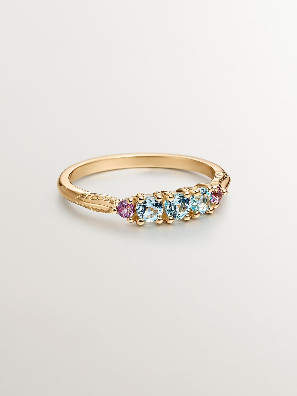 Anillo de plata 925 bañada en oro amarillo de 18K con topacios y rodolitas