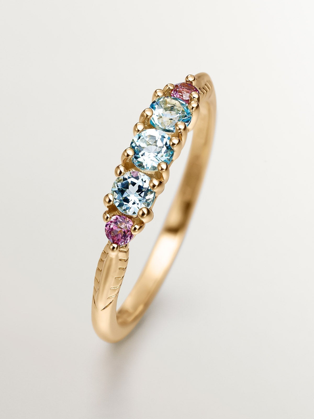 Anillo de plata 925 bañada en oro amarillo de 18K con topacios y rodolitas
