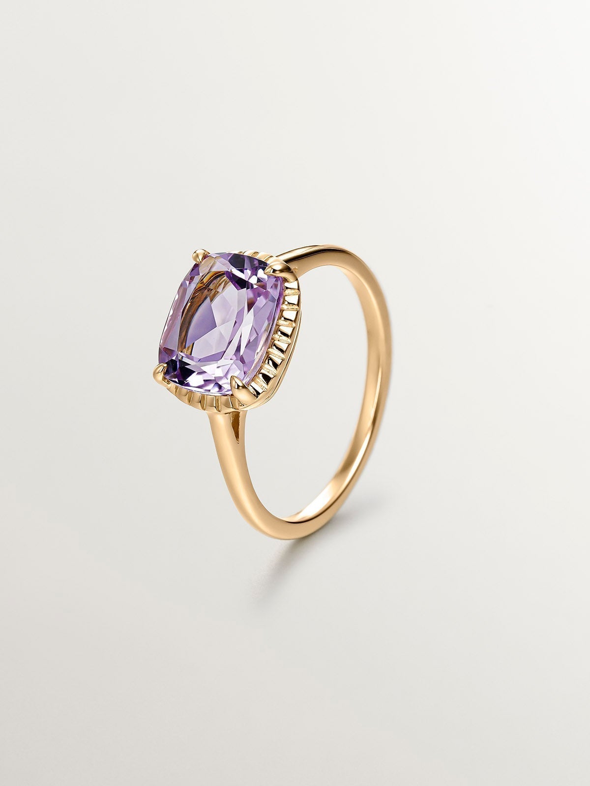 Anillo tipo solitario de plata 925 bañada en oro amarillo de 18K con amatista rosa
