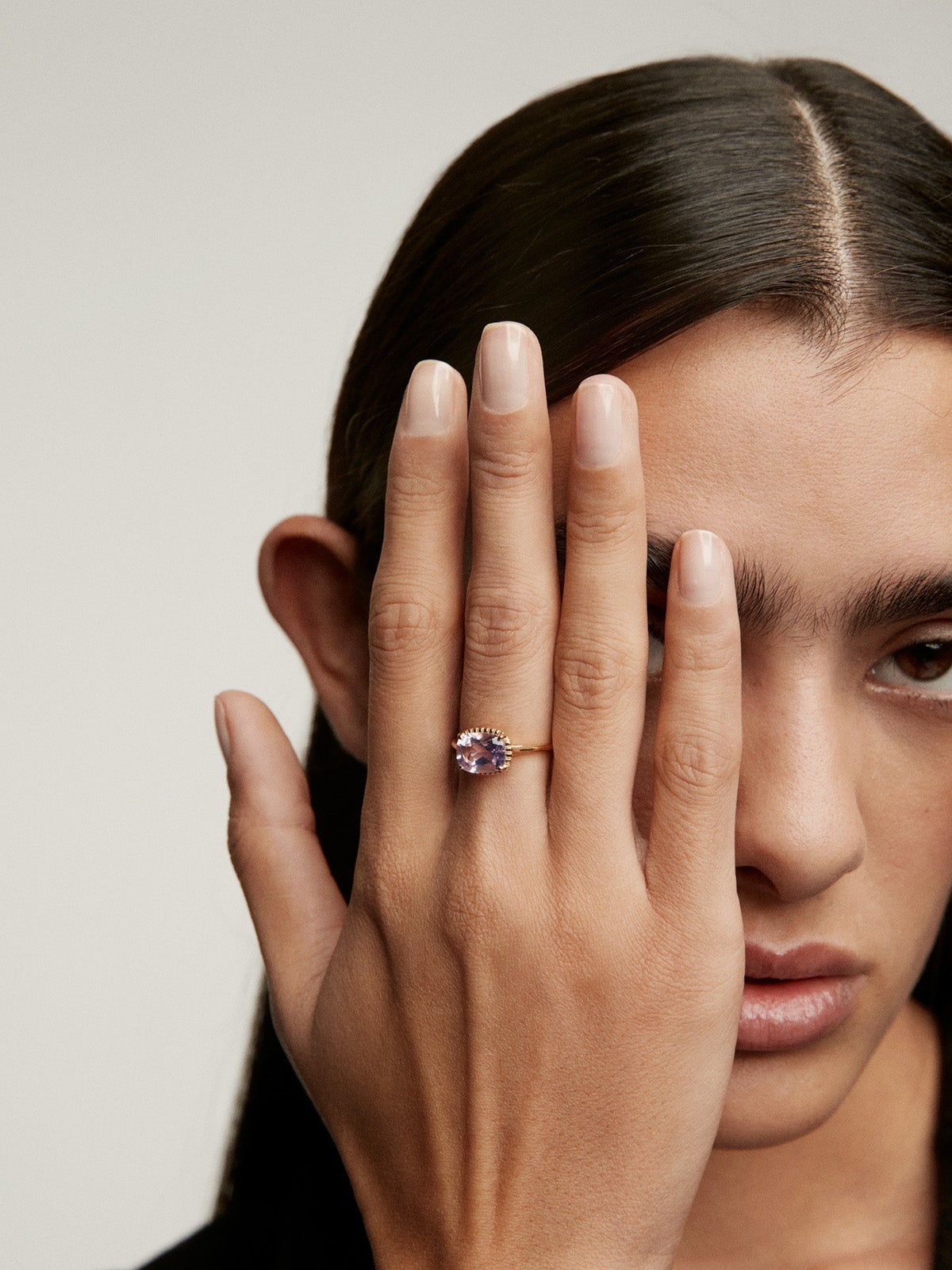 Anillo tipo solitario de plata 925 bañada en oro amarillo de 18K con amatista rosa