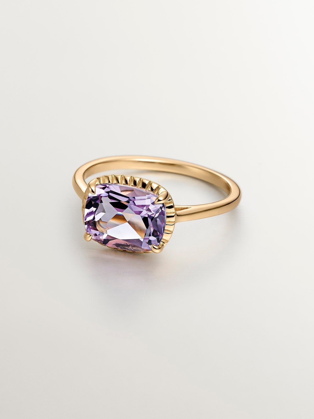 Anillo tipo solitario de plata 925 bañada en oro amarillo de 18K con amatista rosa