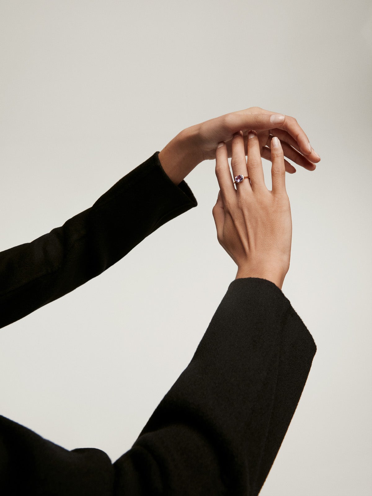 Anillo tipo solitario de plata 925 bañada en oro amarillo de 18K con amatista rosa