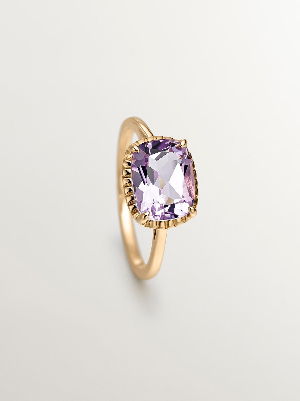 Anillo tipo solitario de plata 925 bañada en oro amarillo de 18K con amatista rosa