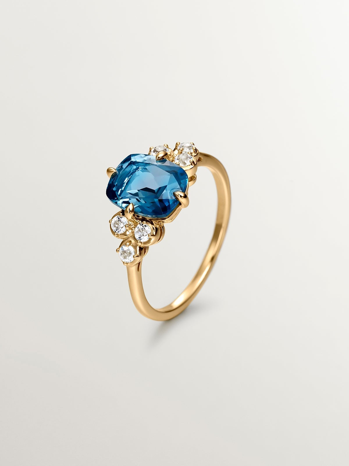 Anillo de plata 925 bañada en oro amarillo de 18K con topacios blancos y azul london