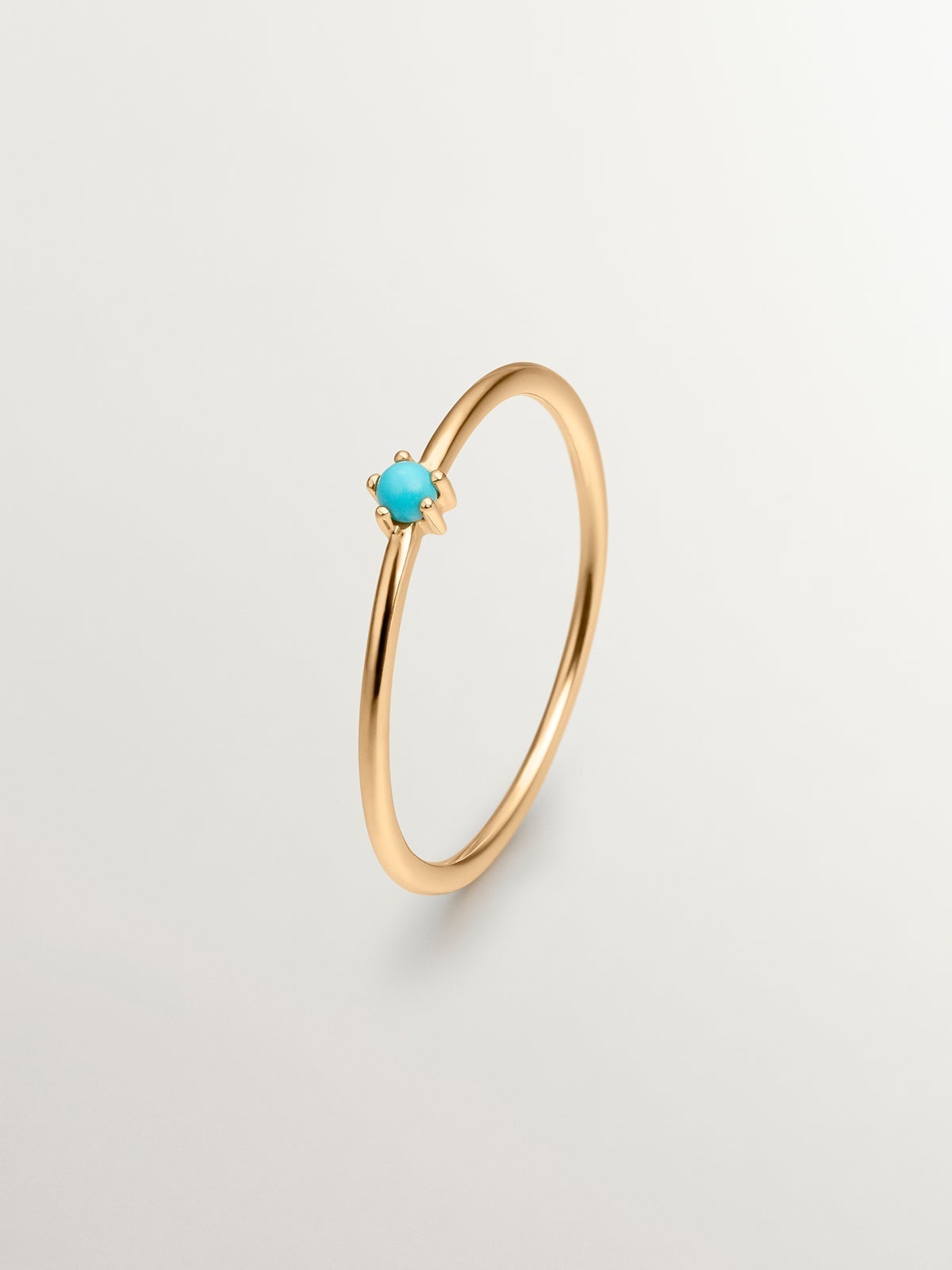 Anillo tipo solitario de oro amarillo de 9K con turquesa