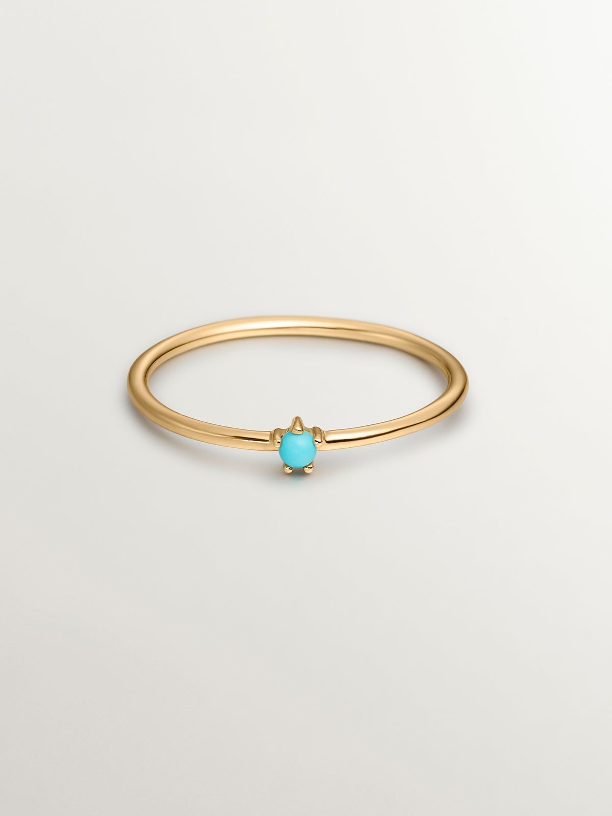Anillo tipo solitario de oro amarillo de 9K con turquesa