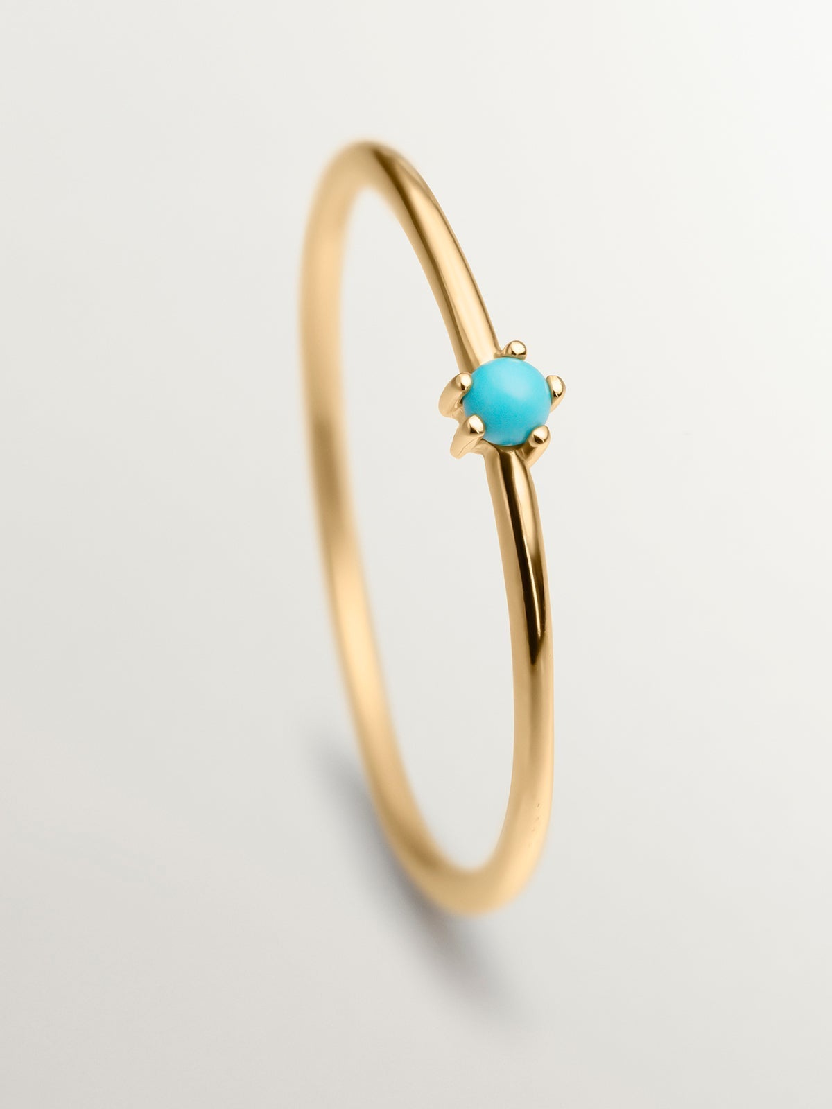 Anillo tipo solitario de oro amarillo de 9K con turquesa