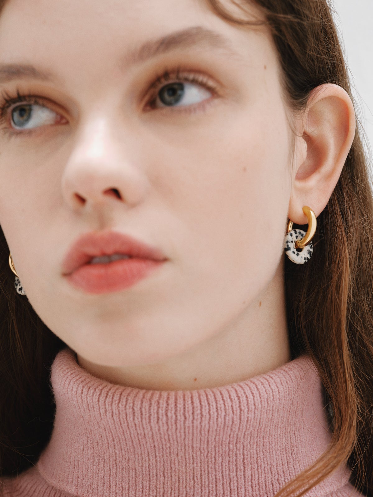 Pendientes de aro mediano de plata 925 bañada en oro amarillo de 18K con jaspe dálmata
