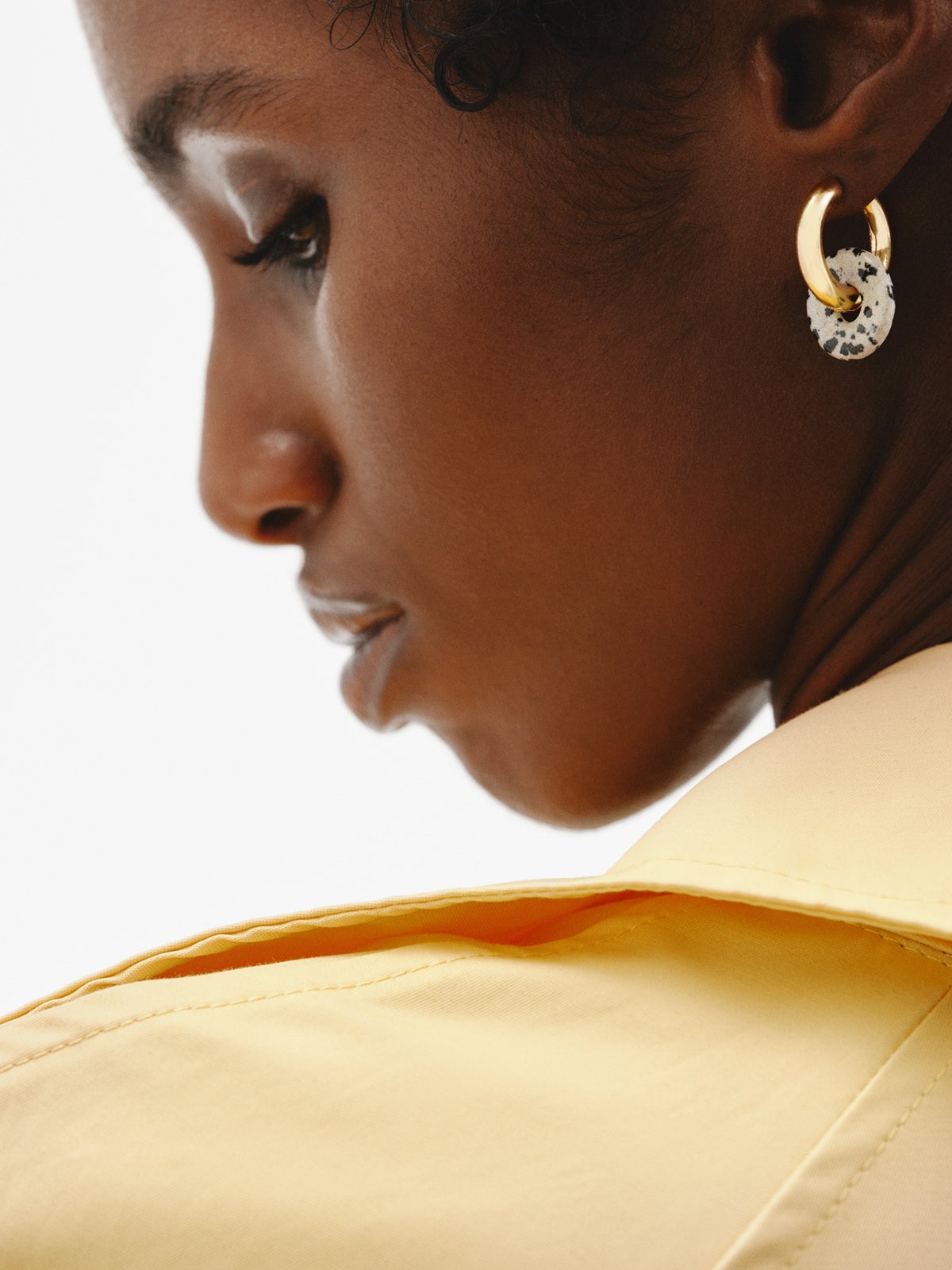 Pendientes de aro mediano de plata 925 bañada en oro amarillo de 18K con jaspe dálmata