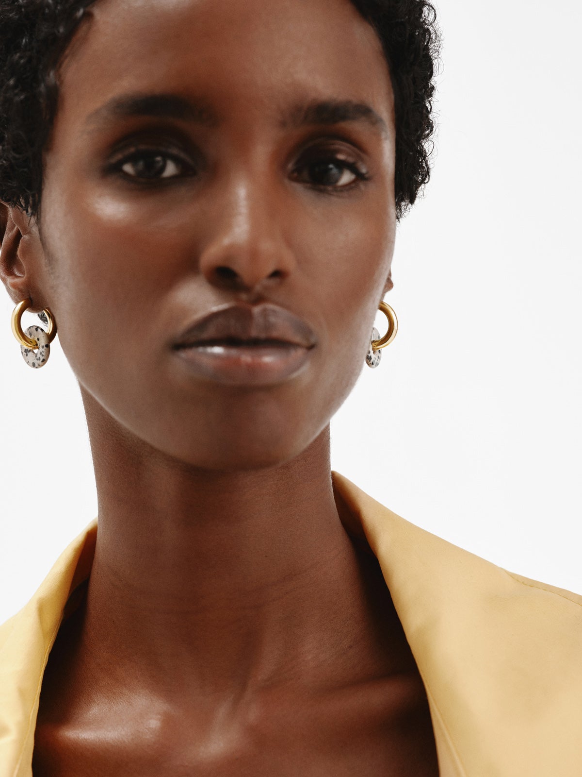 Pendientes de aro mediano de plata 925 bañada en oro amarillo de 18K con jaspe dálmata