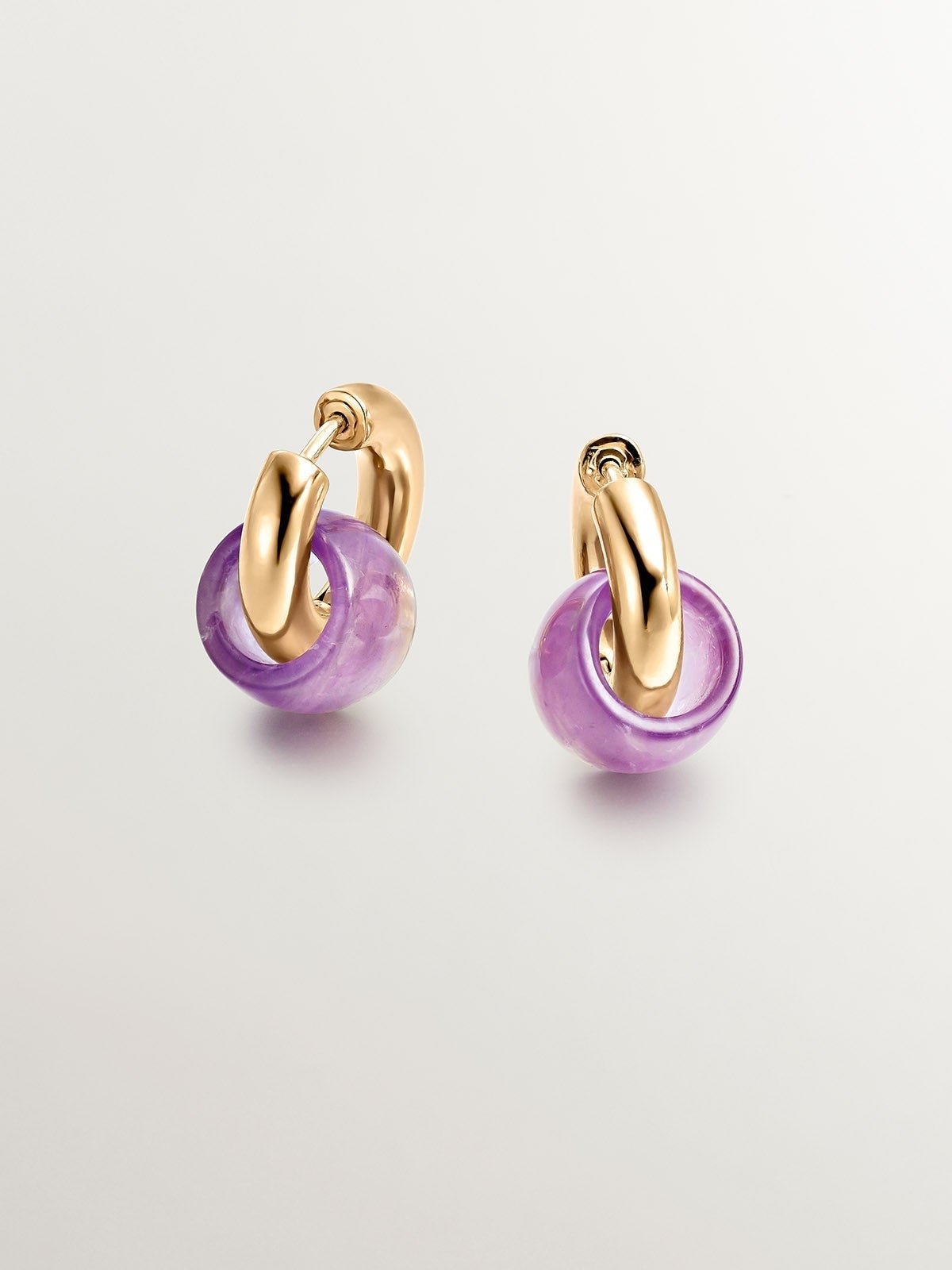 Pendientes de aro medianos de plata 925 bañada en oro amarillo de 18K con amatista rosa