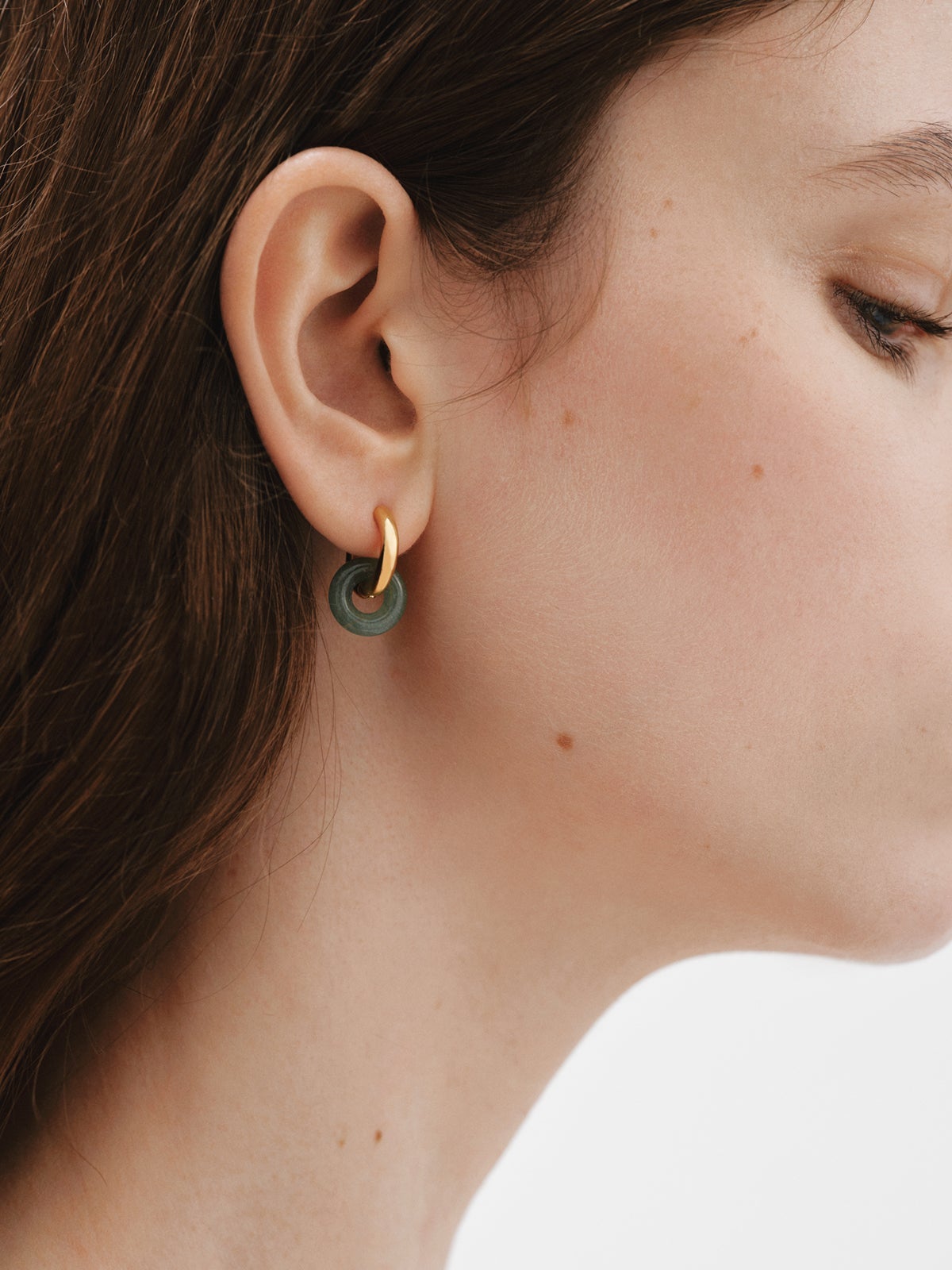 Pendientes de aro pequeños de plata 925 bañada en oro amarillo de 18K con aventurina verde