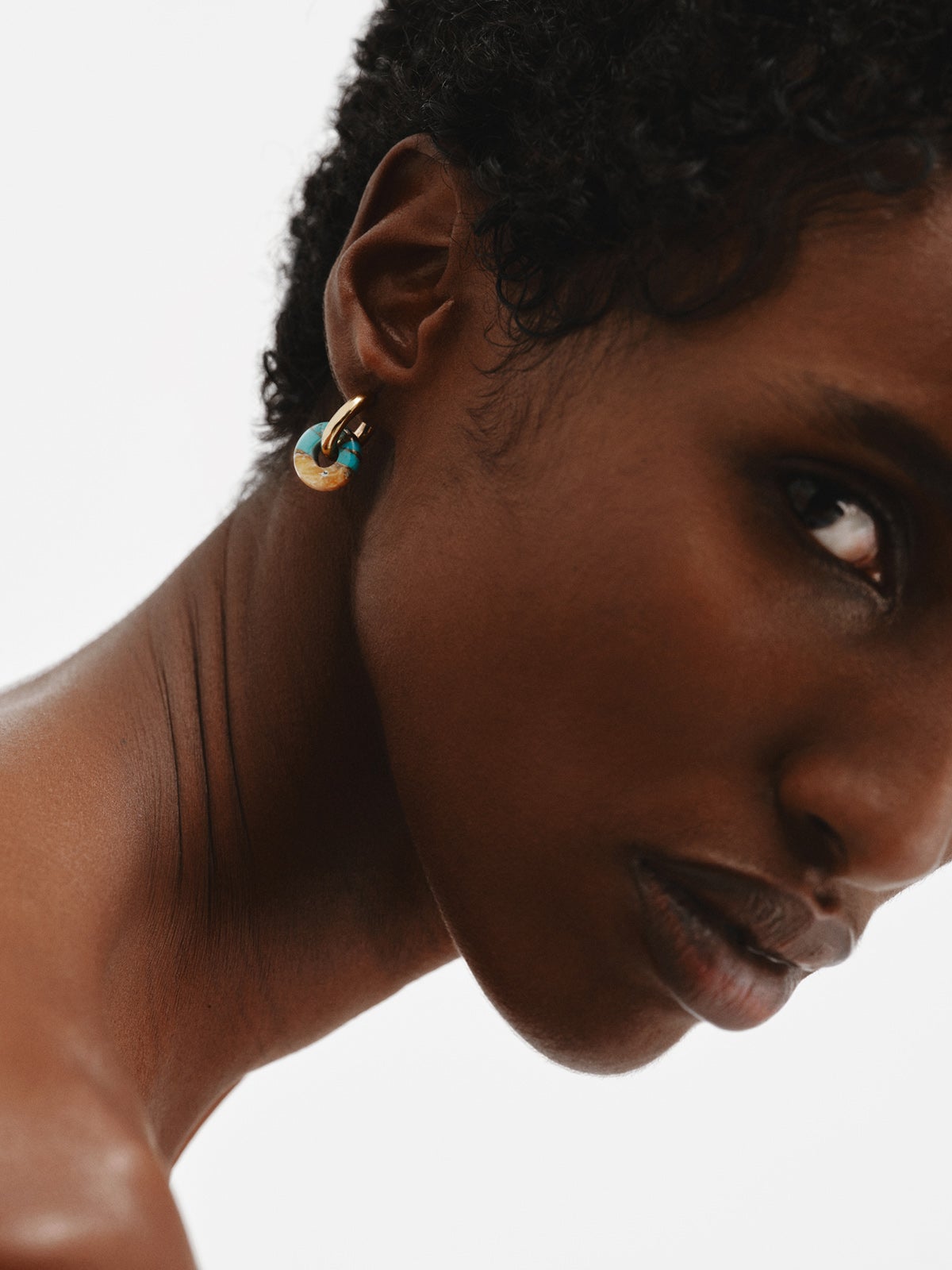 Pendientes de aro medianos de plata 925 bañada en oro amarillo de 18K con turquesa multicolor