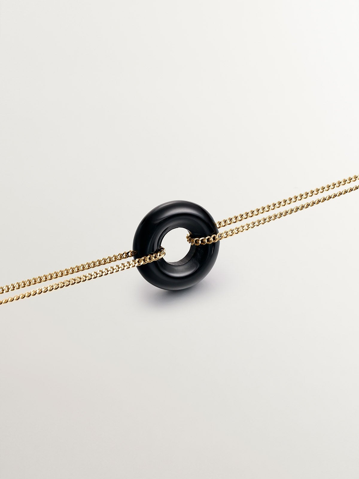 Pulsera de plata 925 bañada en oro amarillo de 18K con ónix negro