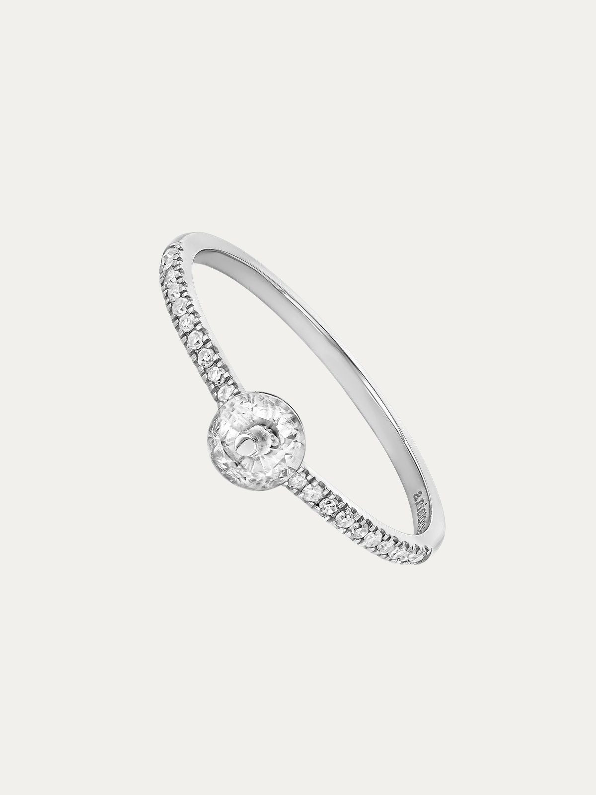 Anillo de oro blanco de 9K con topacio blanco y zafiros grises