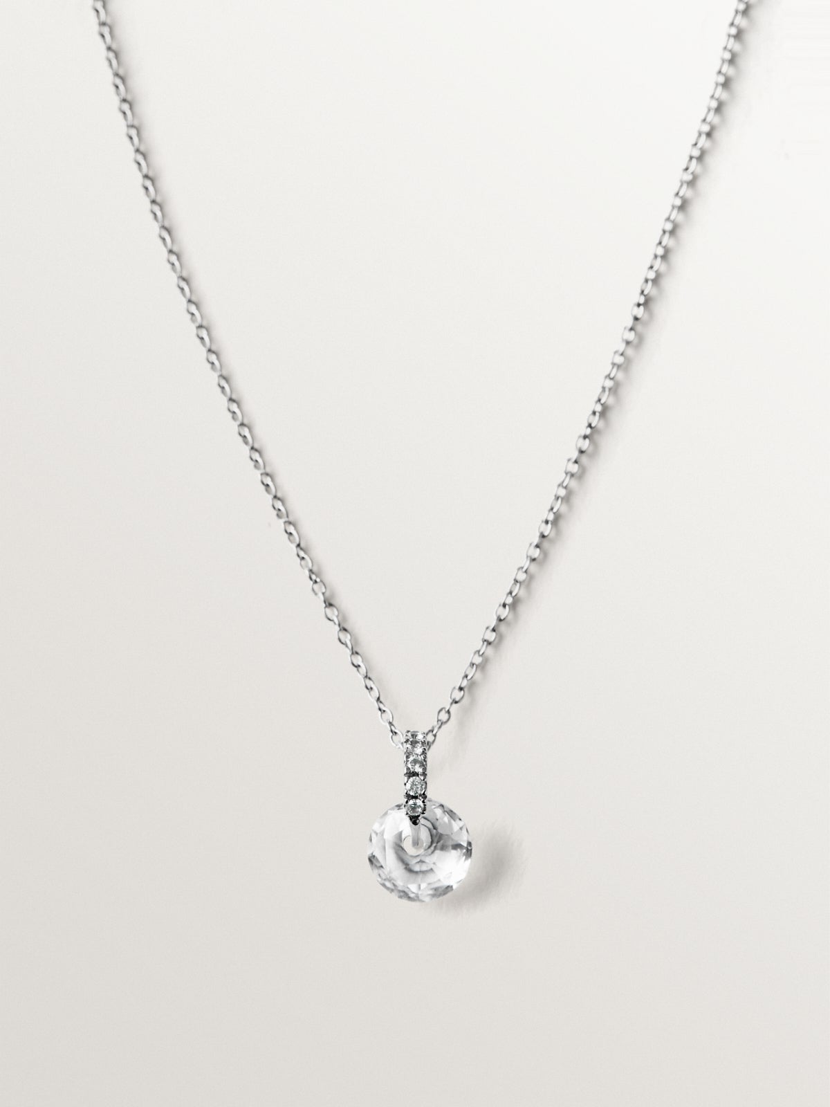 Colgante de oro blanco de 9K con topacio blanco y zafiro gris