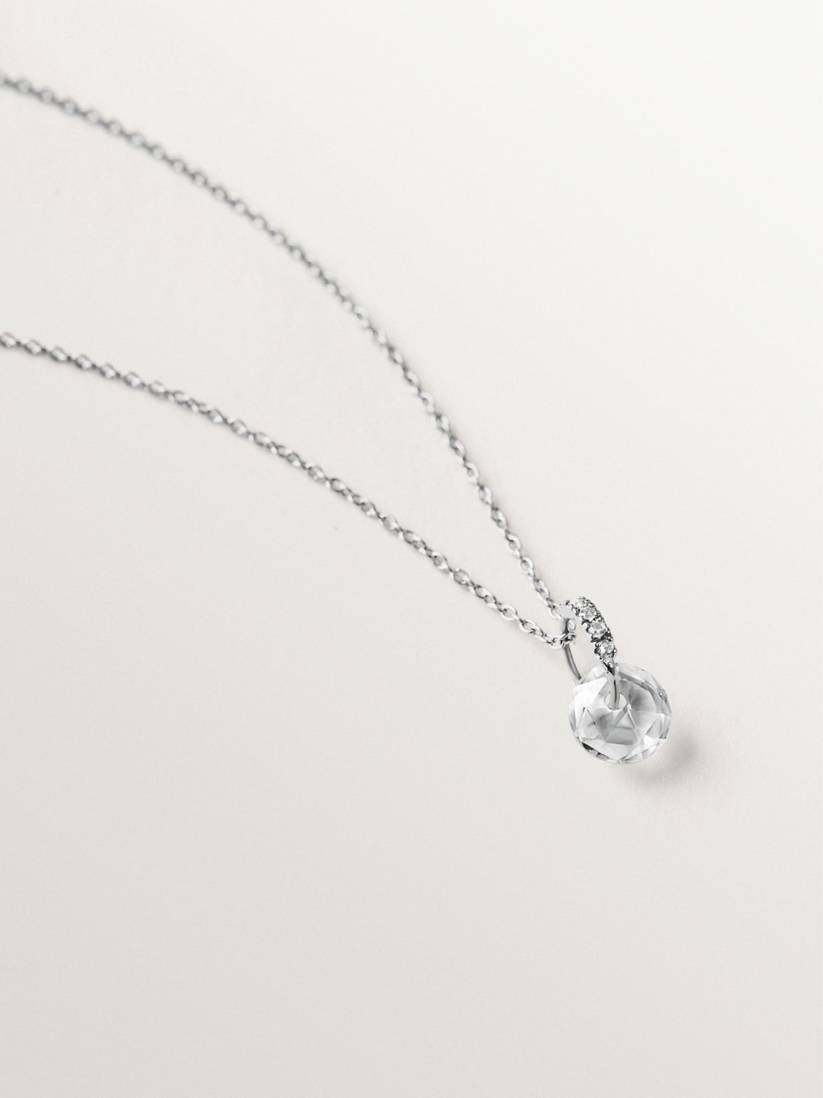 Colgante de oro blanco de 9K con topacio blanco y zafiro gris