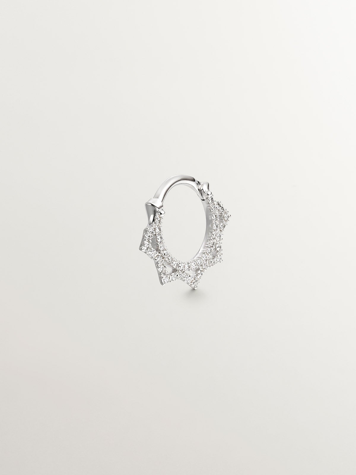 Piercing daith en oro blanco de 18K y diamantes