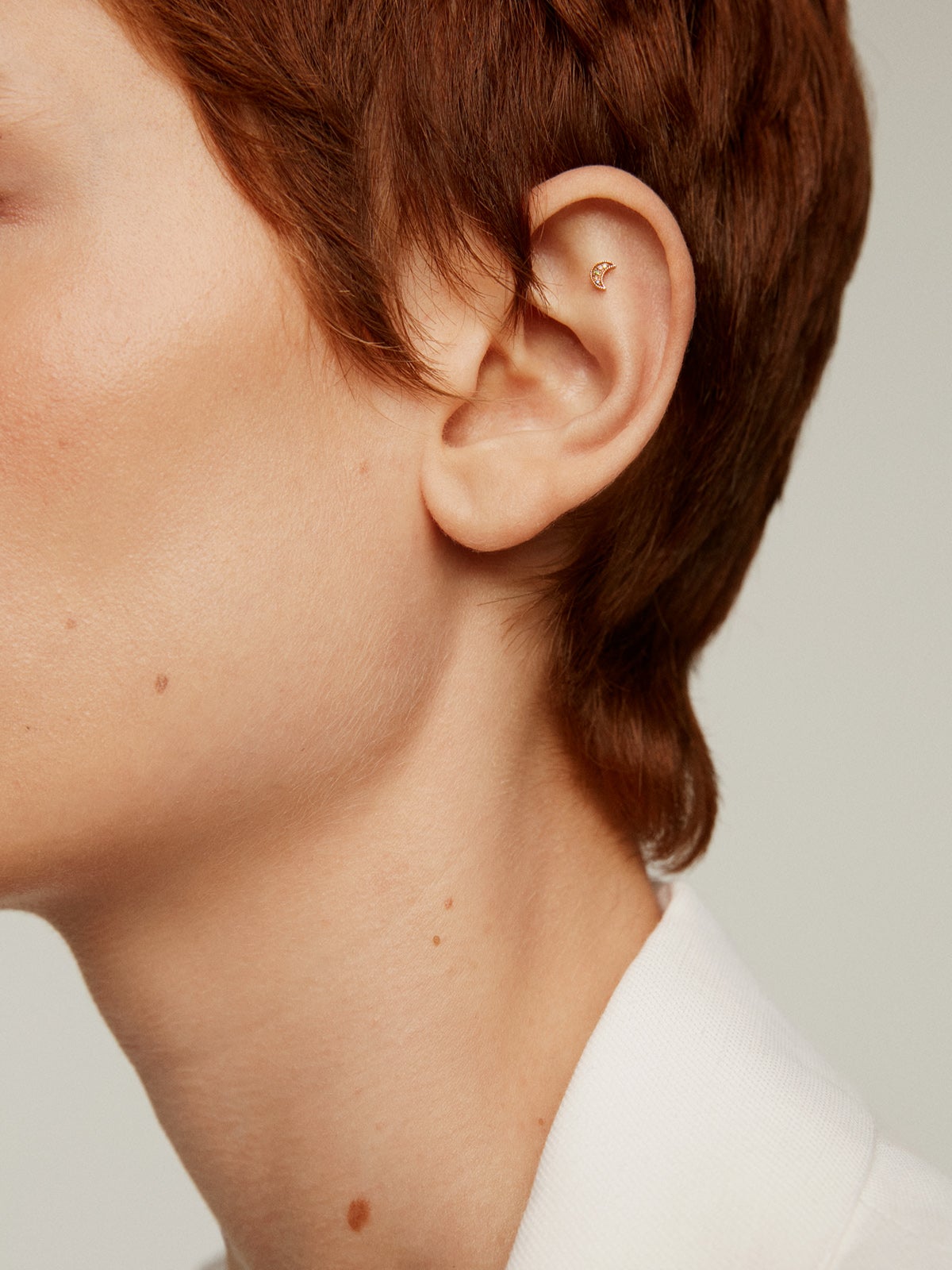 Piercing de oro amarillo de 18K con zafiros multicolor y forma de luna