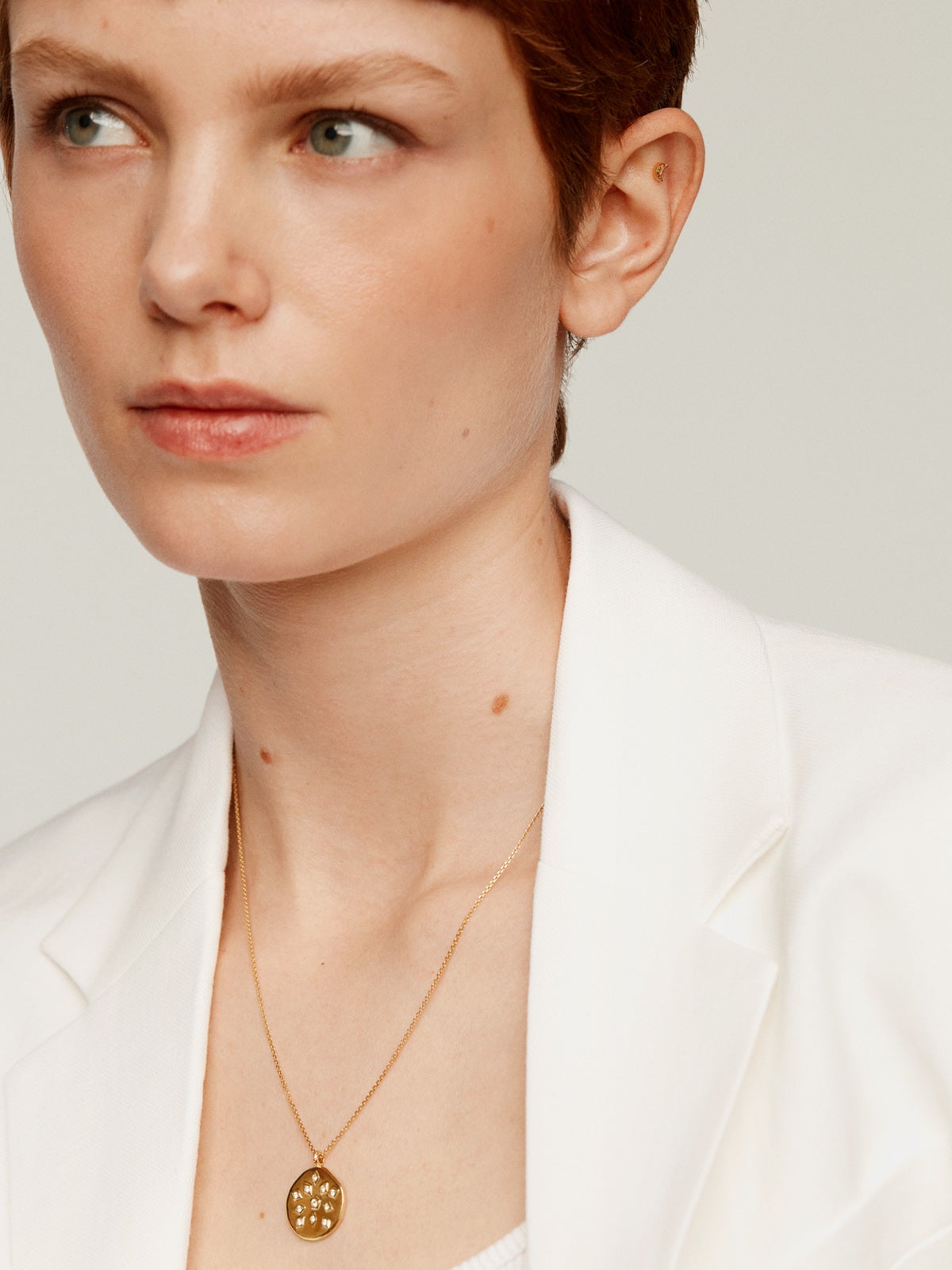 Piercing de oro amarillo de 18K con zafiros multicolor y forma de luna