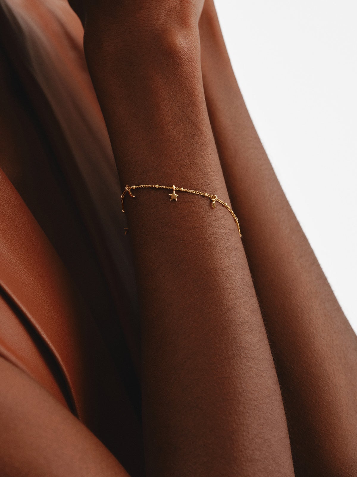 Pulsera de plata 925 bañada en oro amarillo de 18K con lunas y estrellas