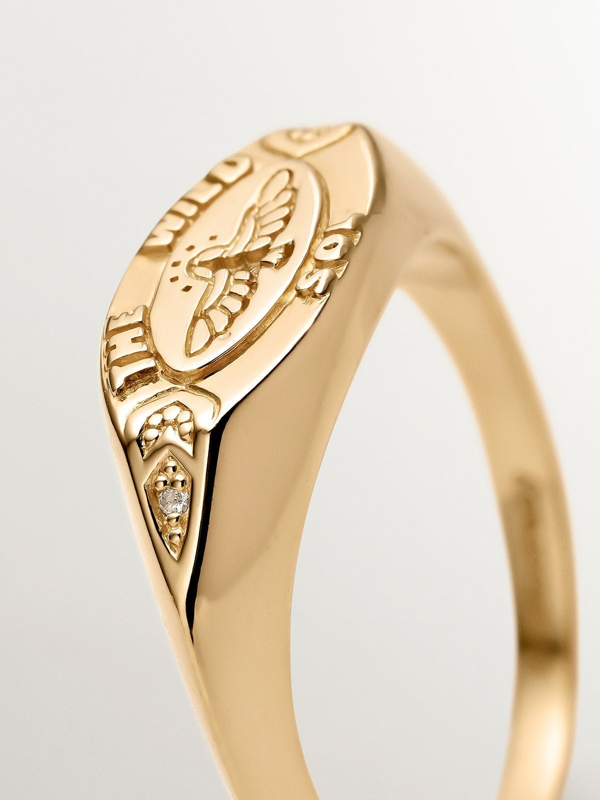 Anillo tipo sello de plata 925 bañada en oro amarillo de 18K con topacios blancos y águila