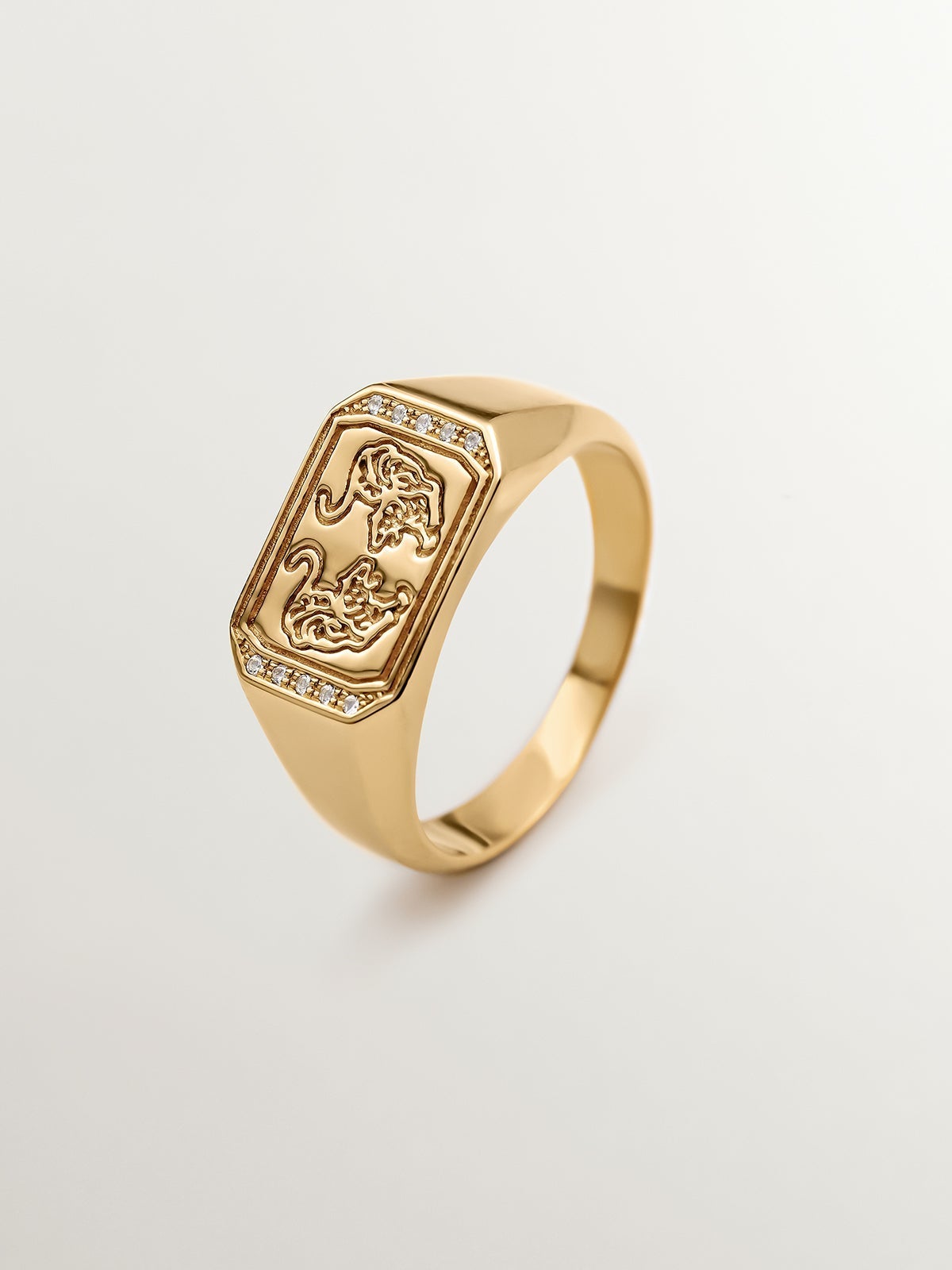 Anillo tipo sello de plata 925 bañada en oro amarillo de 18K con tigres y topacios