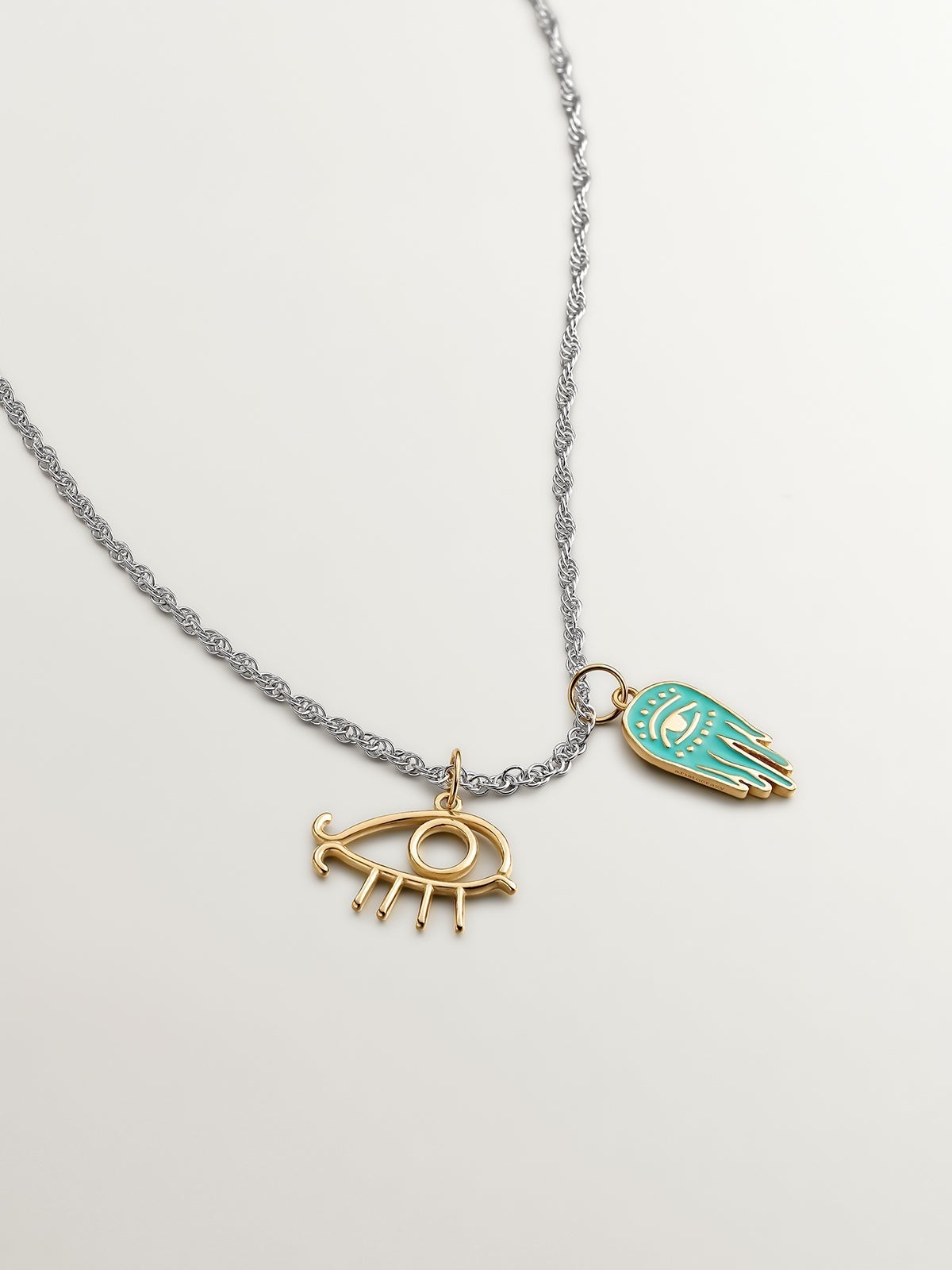 Charm de plata 925 bañada en oro amarillo de 18K con esmaltado turquesa y mano de Fátima
