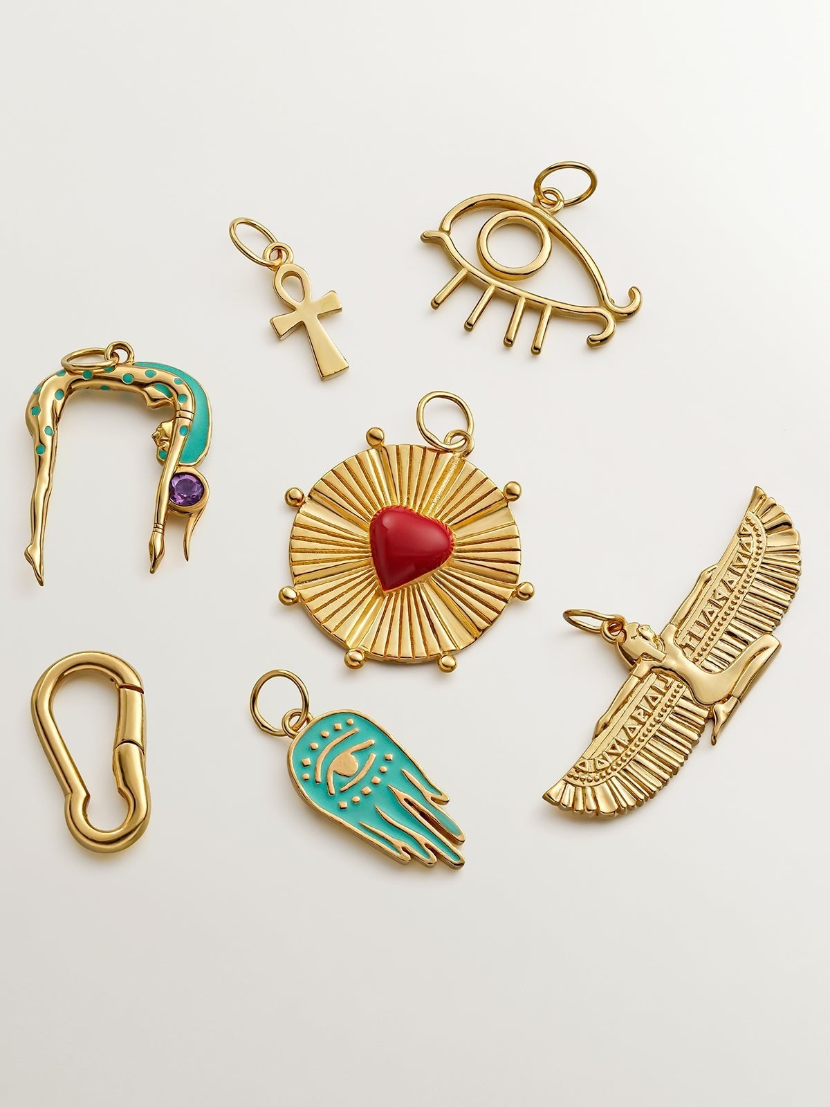 Charm de plata 925 bañada en oro amarillo de 18K con esmaltado turquesa y mano de Fátima