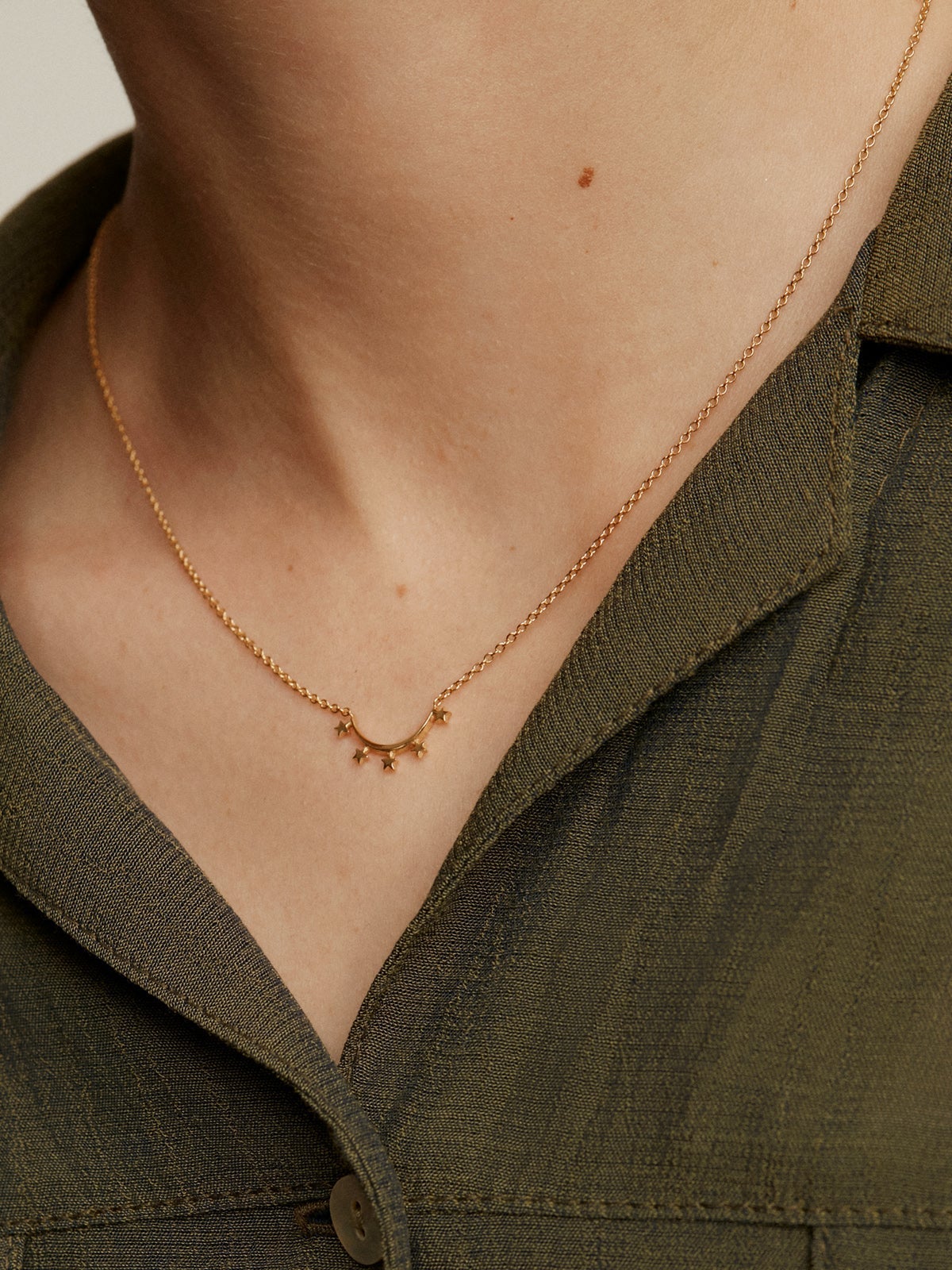 Colgante de plata 925 bañada en oro amarillo de 18K con arco de estrellas