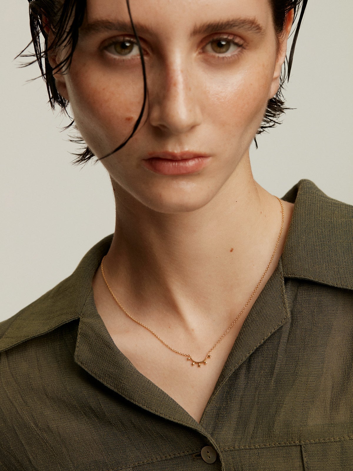 Colgante de plata 925 bañada en oro amarillo de 18K con arco de estrellas