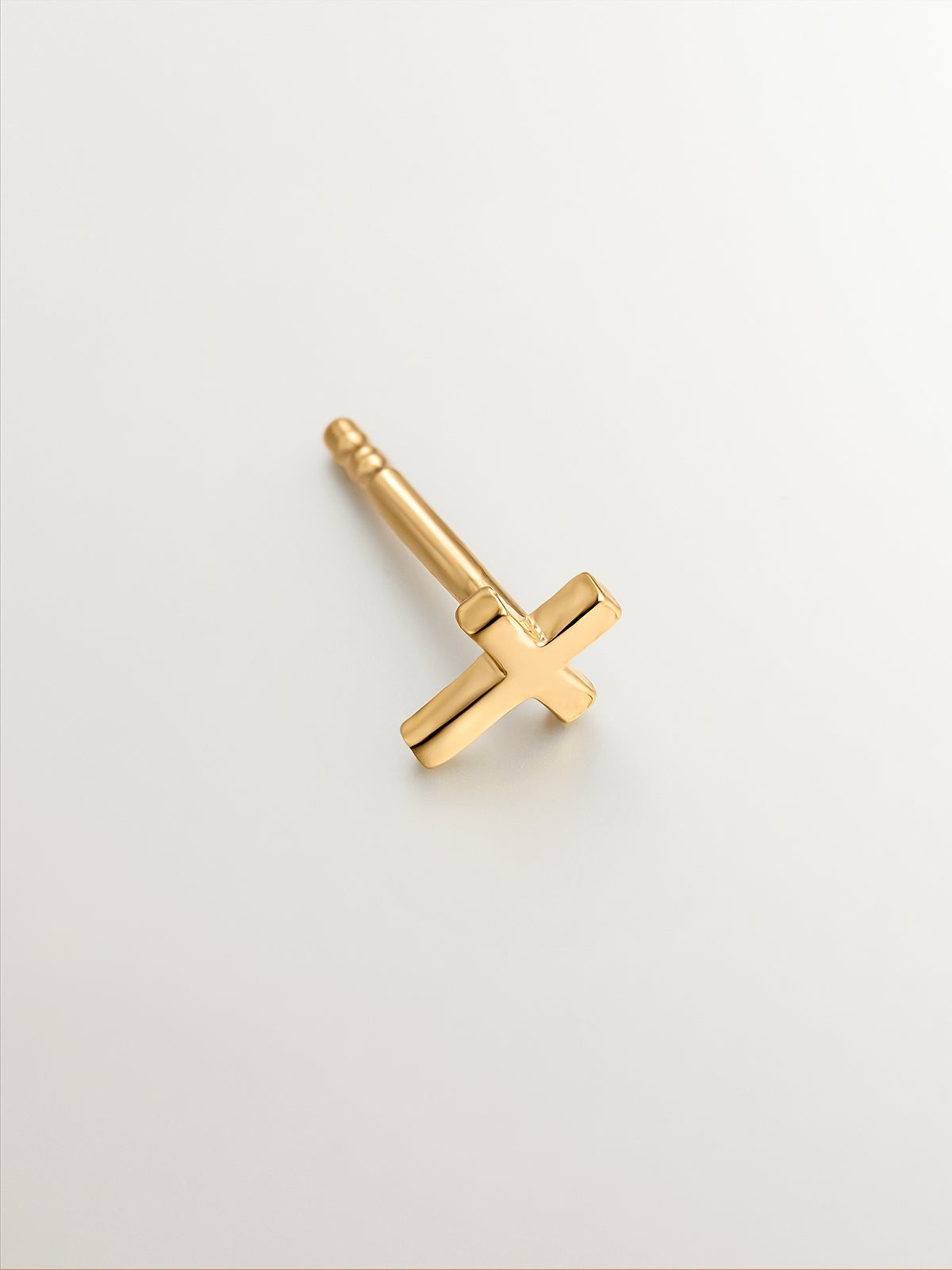 Pendiente individual de plata 925 bañada en oro amarillo de 18K con cruz