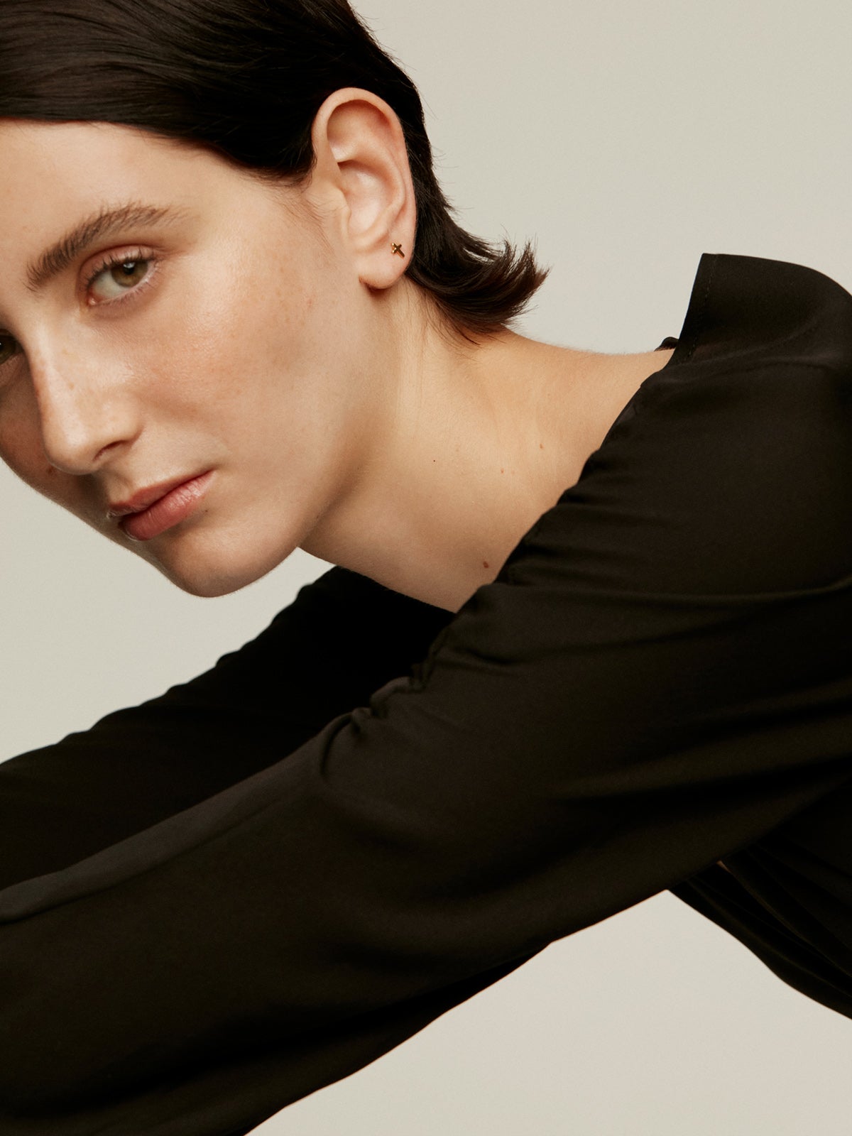 Pendiente individual de plata 925 bañada en oro amarillo de 18K con cruz