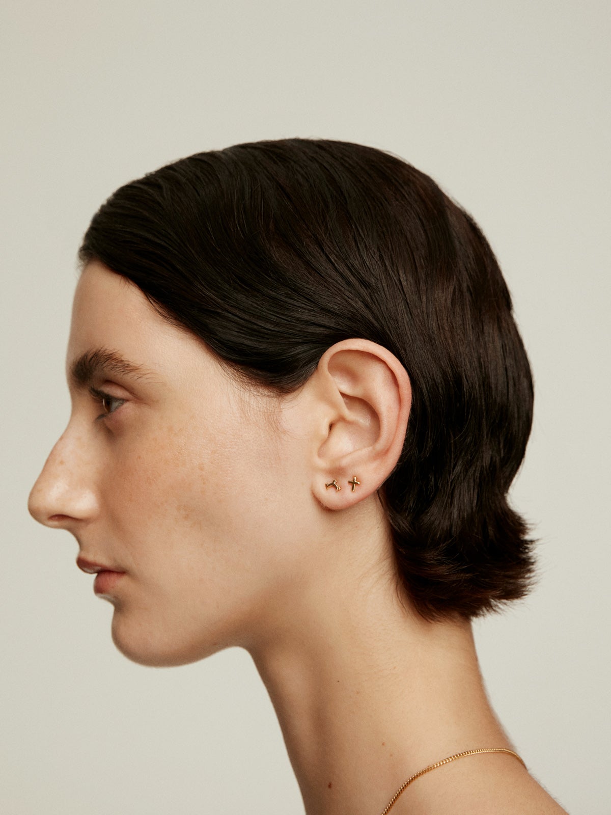 Pendiente individual de plata 925 bañada en oro amarillo de 18K con cruz