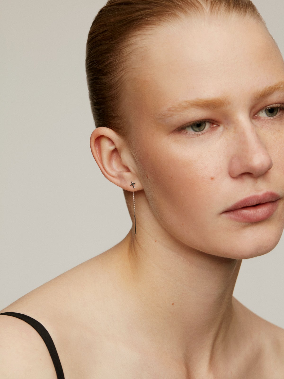 Pendiente individual de plata 925 con cruz