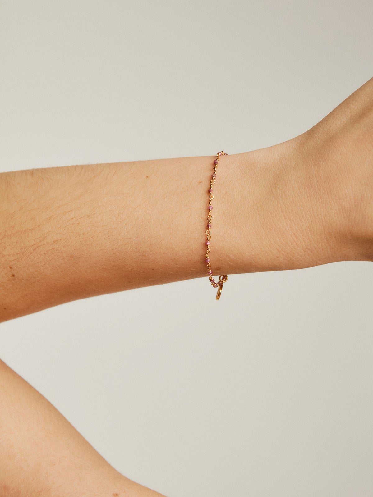 Pulsera de plata 925 bañada en oro amarillo de 18k con bolitas de rubíes rosas