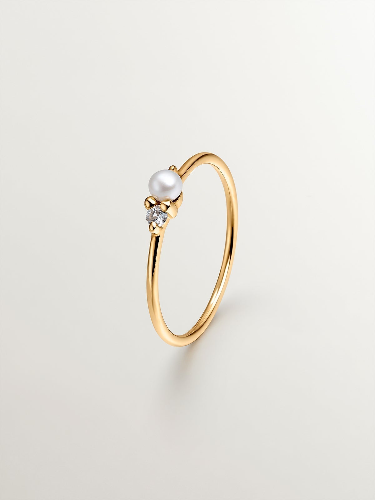 Anillo de oro amarillo de 9K con perla y zafiro blanco