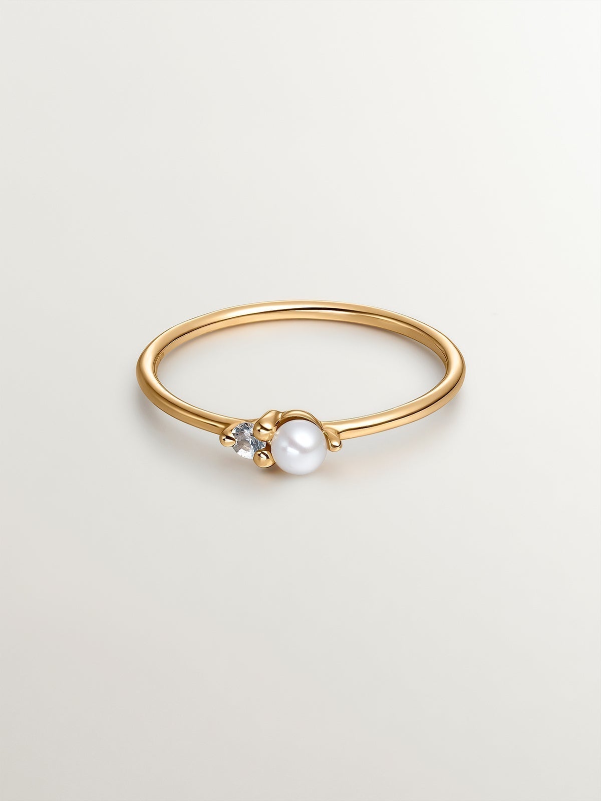 Anillo de oro amarillo de 9K con perla y zafiro blanco