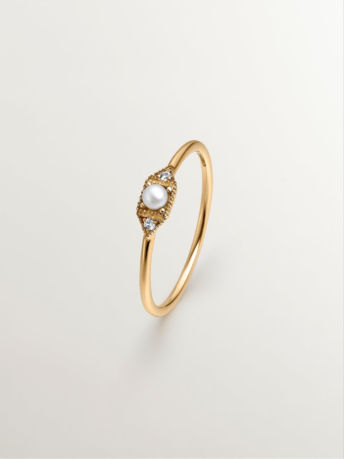 Anillo de oro amarillo de 9K con perla y zafiros blancos