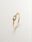 Anillo de oro amarillo de 9K con perla y zafiros blancos