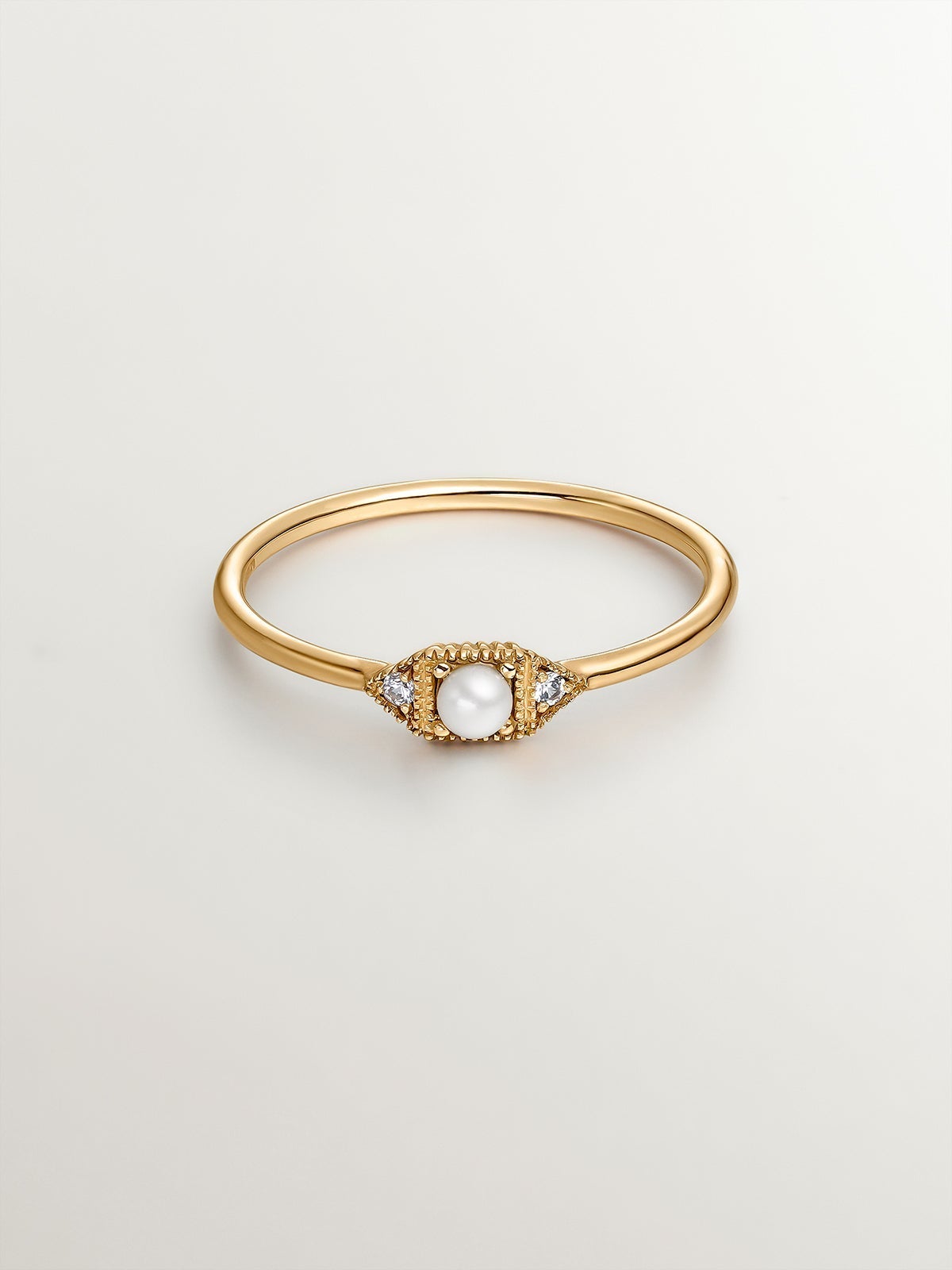 Anillo de oro amarillo de 9K con perla y zafiros blancos