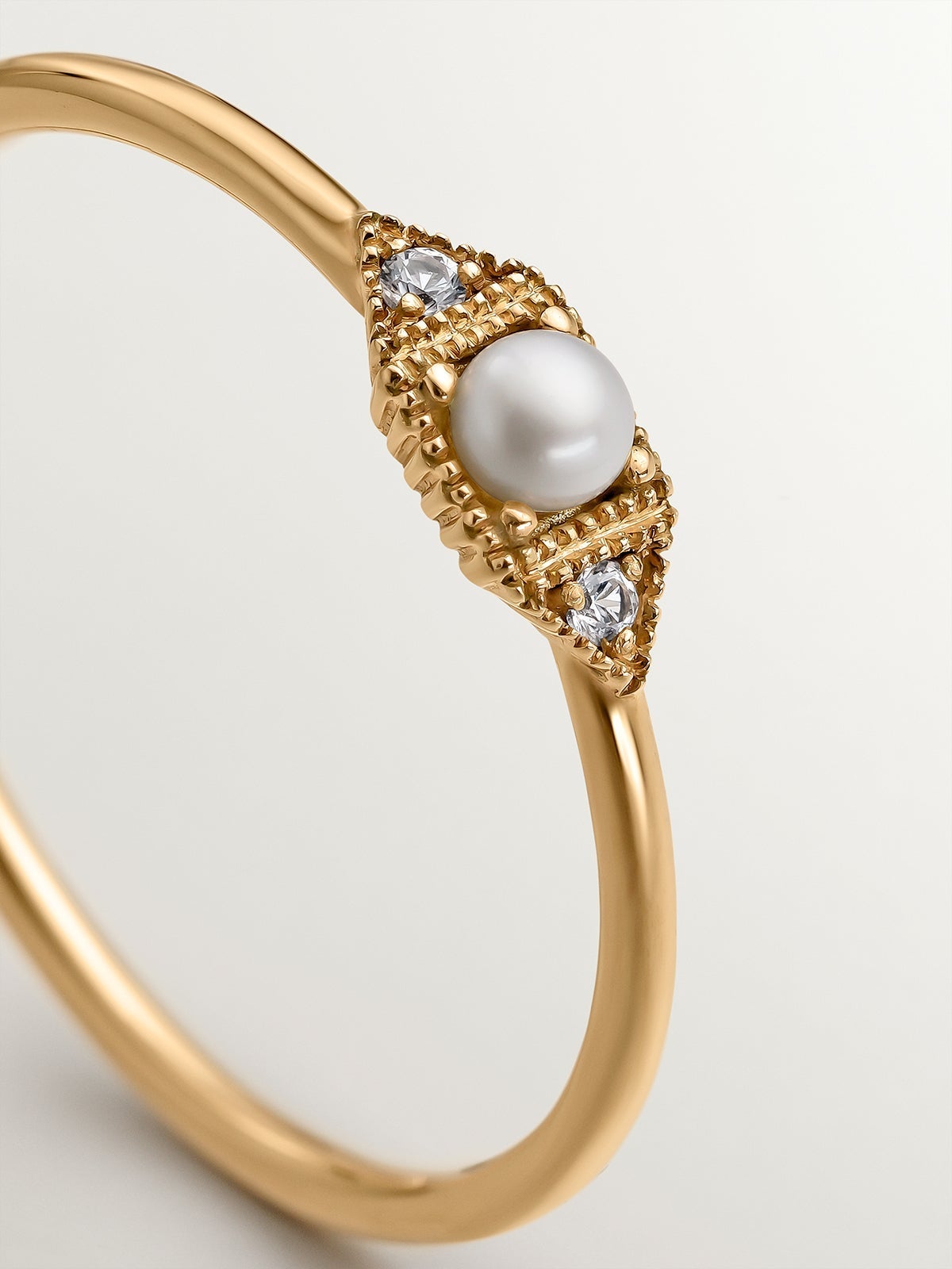 Anillo de oro amarillo de 9K con perla y zafiros blancos